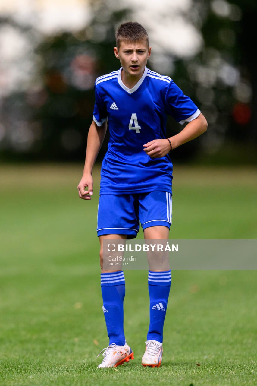 Gustav Åsander under en fotbollsmatch på SvFF:s riksläger för P15 den 4 juli 2023 i Halmstad. 