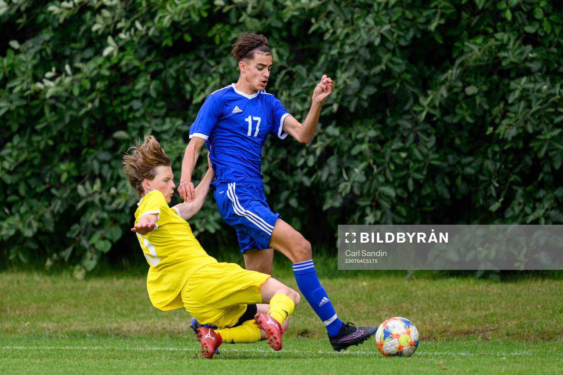 Matheo Elviersson Sica och Milian Öberg under en fotbollsmatch på SvFF:s riksläger för P15 den 4 juli 2023 i Halmstad. 