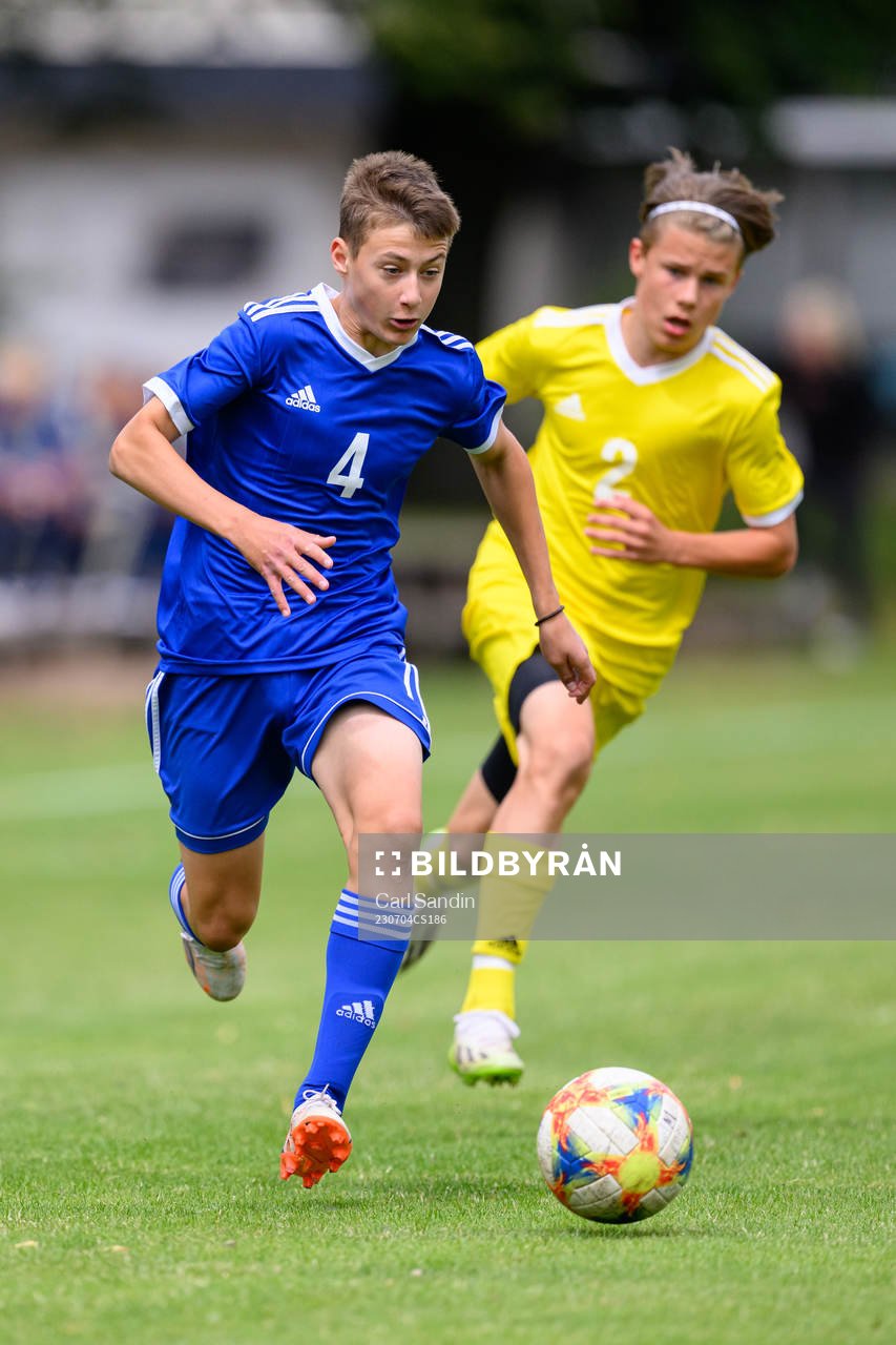 Gustav Åsander under en fotbollsmatch på SvFF:s riksläger för P15 den 4 juli 2023 i Halmstad. 