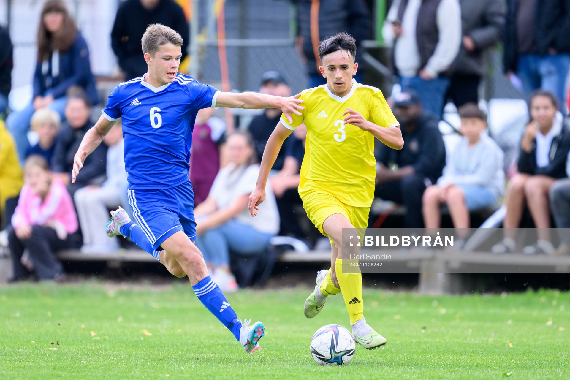 Lucas Löngårdh och Matheo Elviersson Sica under en fotbollsmatch på SvFF:s riksläger för P15 den 4 juli 2023 i Halmstad. 