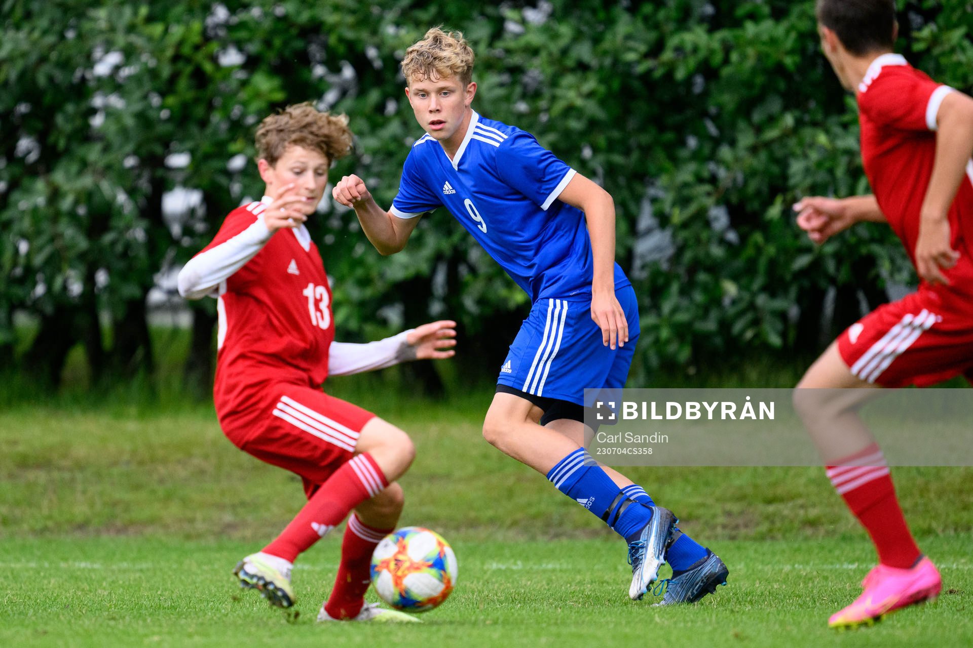 Atle Wahlund och Vincent Lind under en fotbollsmatch på SvFF:s riksläger för P15 den 4 juli 2023 i Halmstad. 