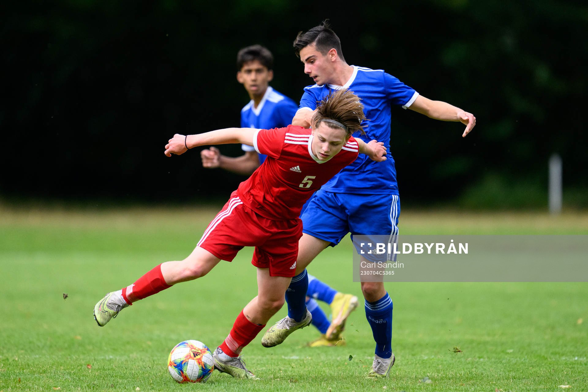 Milian Jansson och Gabriel Forslund under en fotbollsmatch på SvFF:s riksläger för P15 den 4 juli 2023 i Halmstad. 