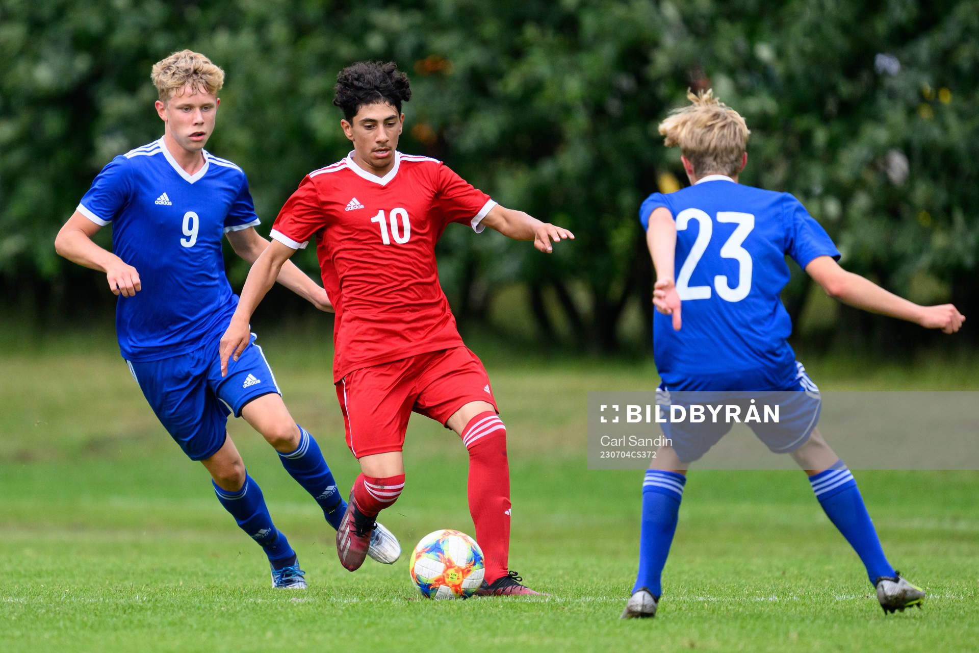 Vincent Lind och Ahmed Wisam Saeed under en fotbollsmatch på SvFF:s riksläger för P15 den 4 juli 2023 i Halmstad. 