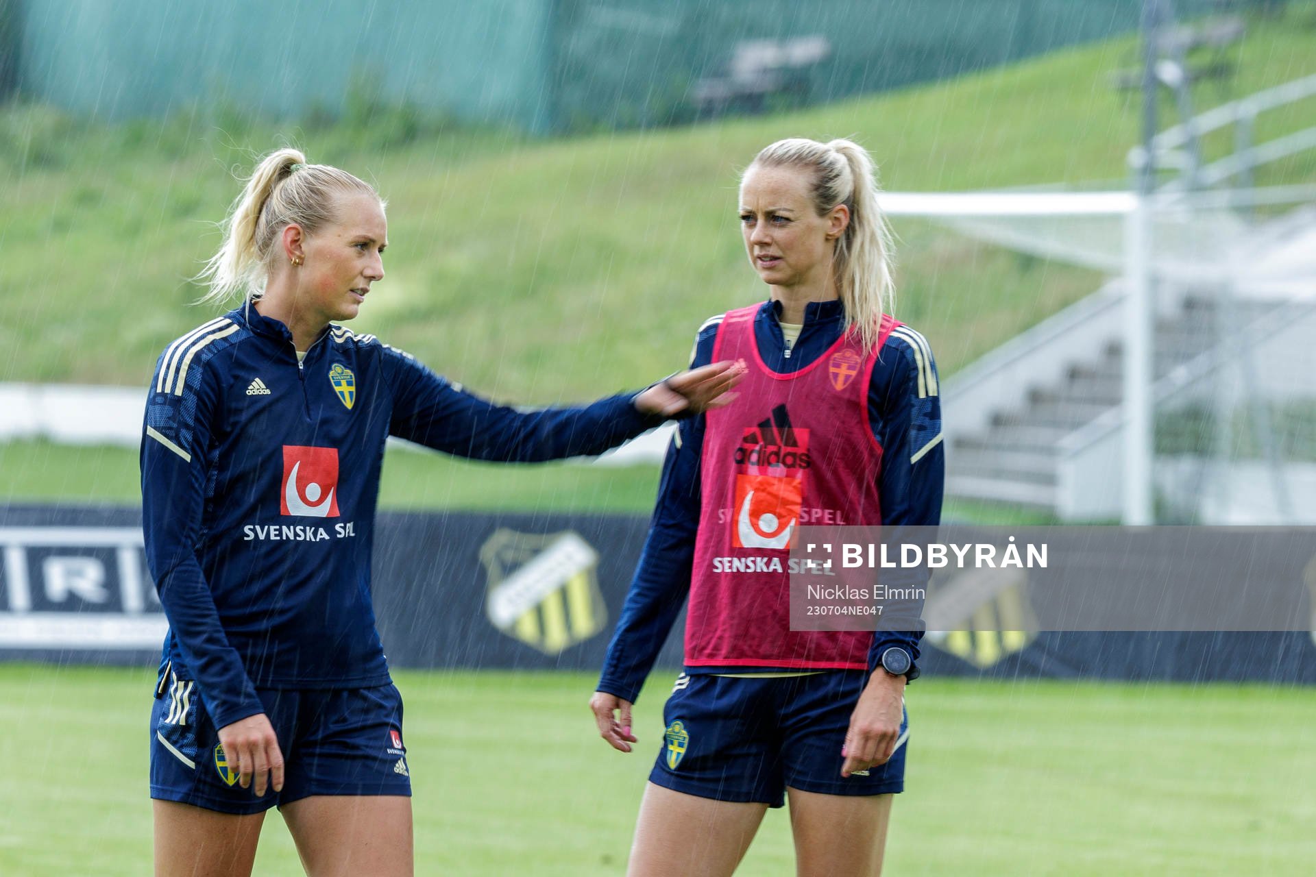 Stina Blackstenius and Amanda Ilestedt at a training