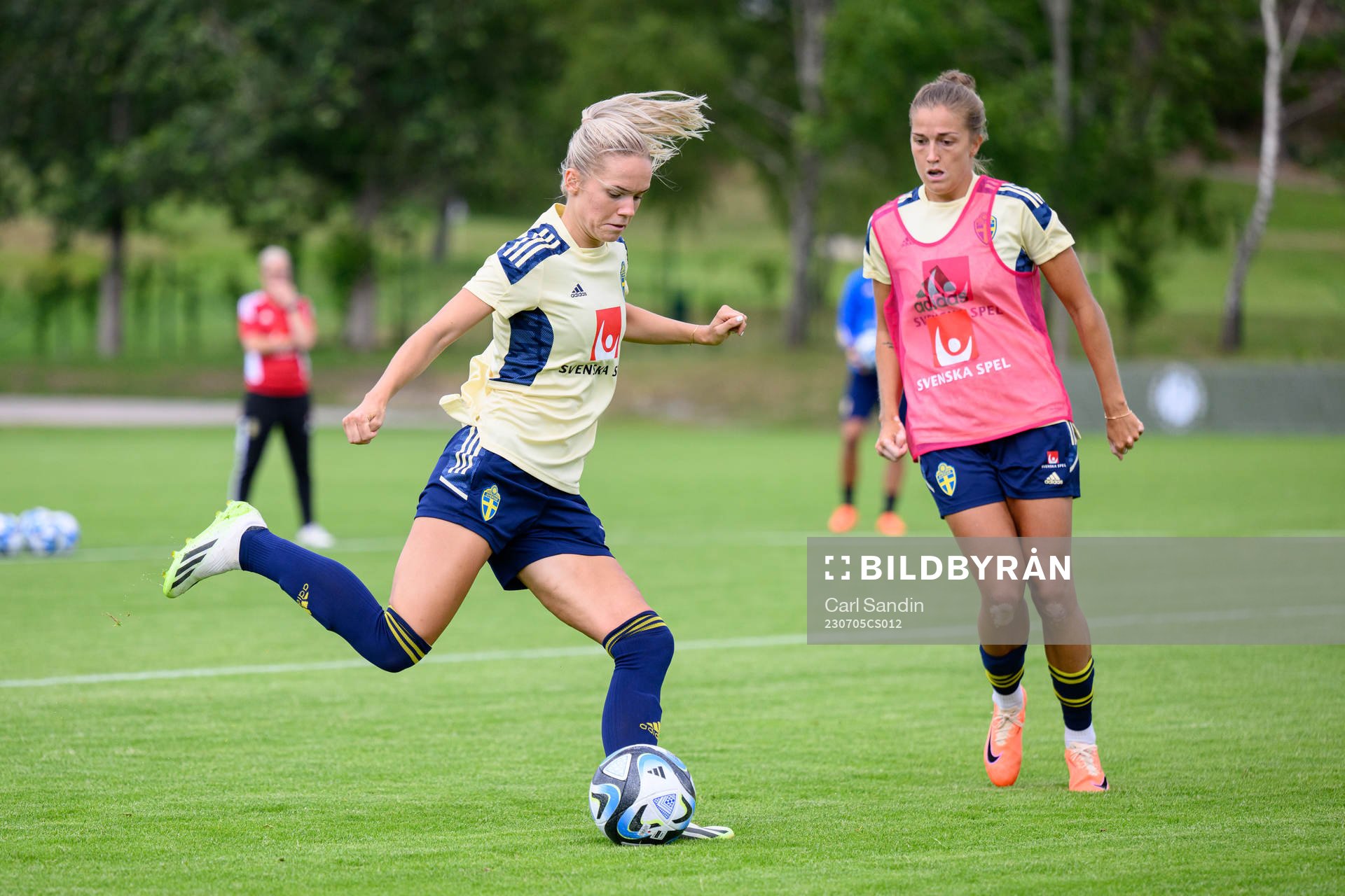 Hanna Lundkvist and Filippa Angeldahl at a training session