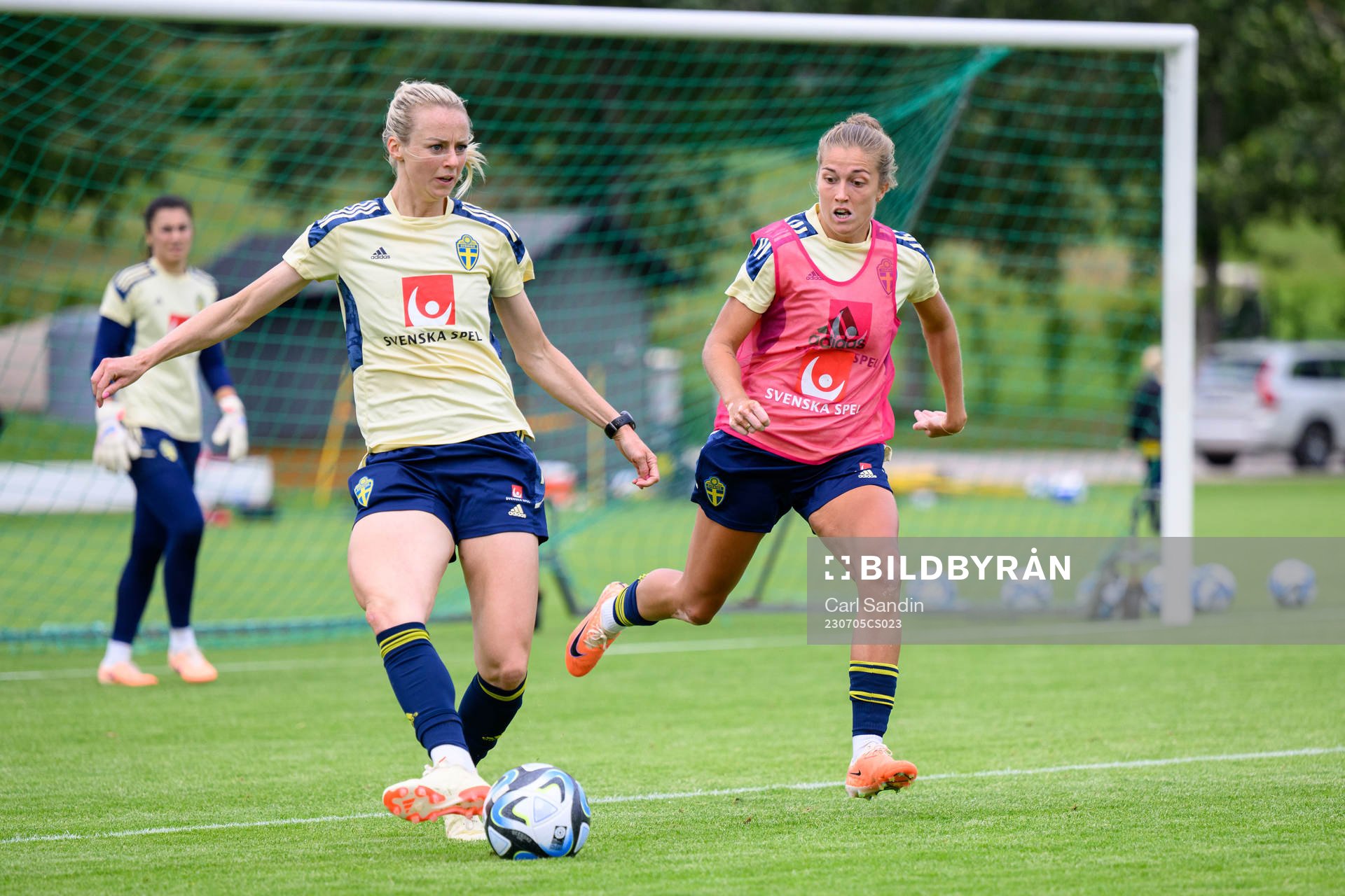 Amanda Ilestedt and Filippa Angeldahl at a training session