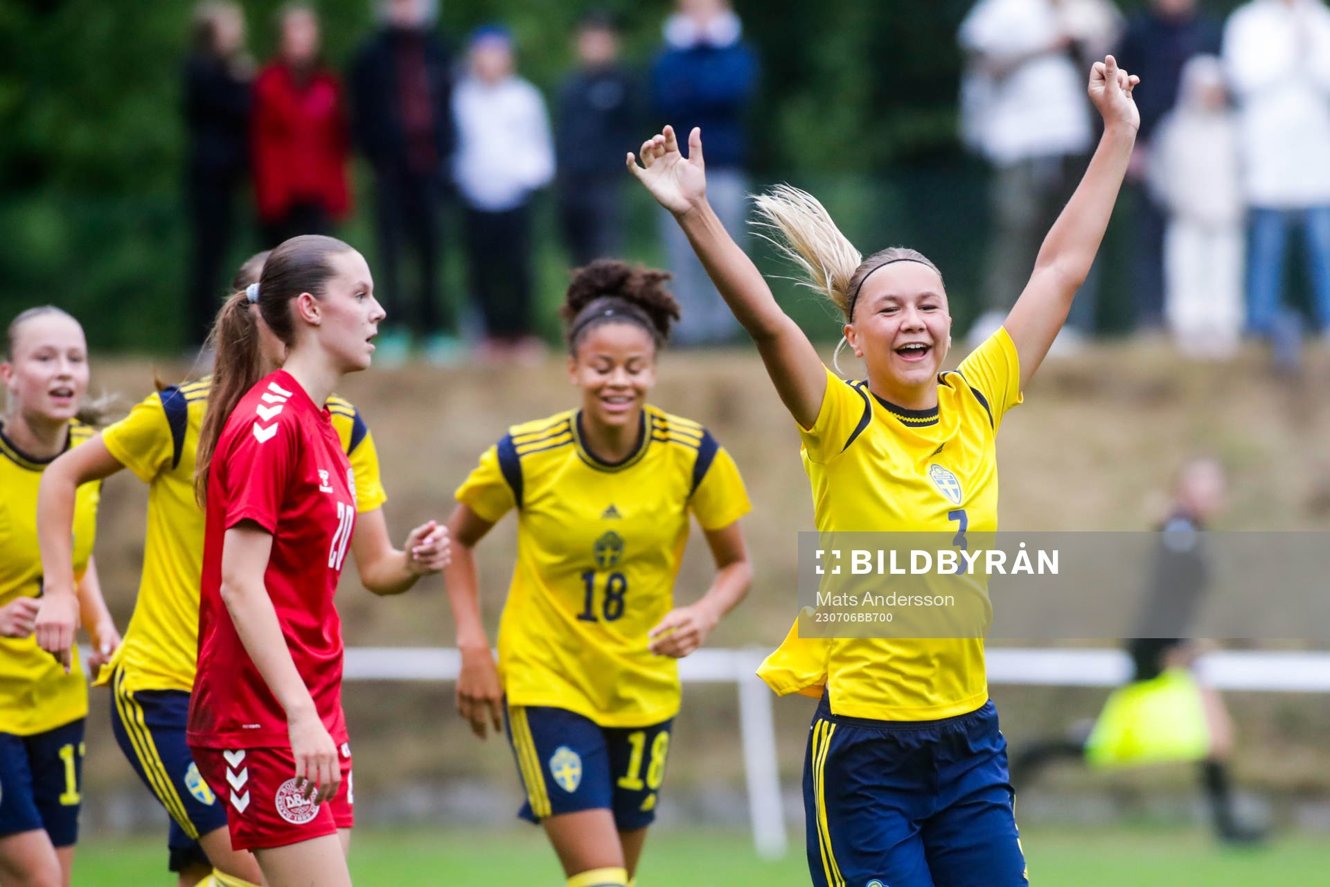 Sveriges Alice Broman jublar efter 0-3 under fotbollsmatchen i F16 Nordisk flickturnering mellan Danmark och Sverige den 6 juli 2023 i Matfors.