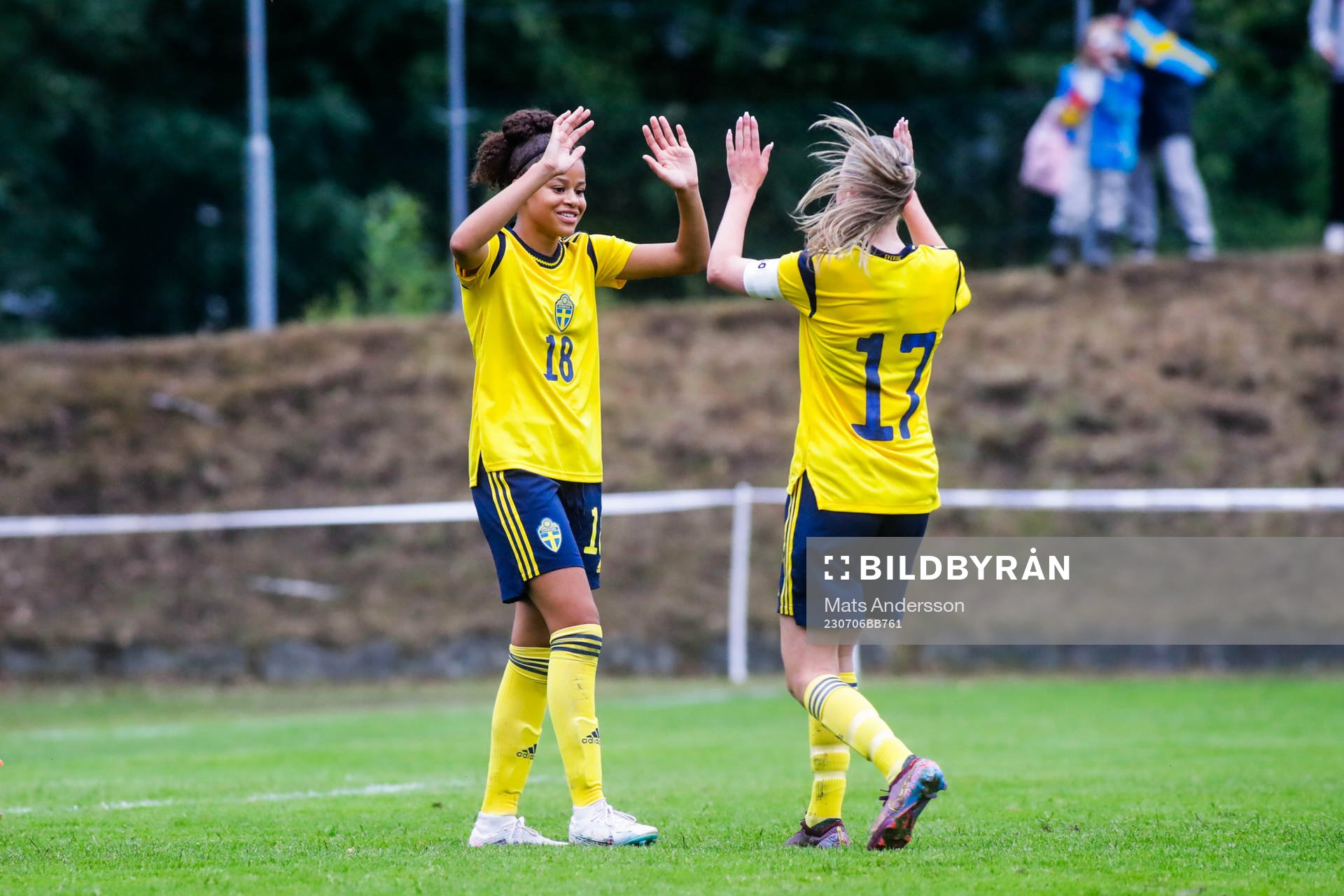 Sveriges Felicia Schröder jublar efter 0-4 under fotbollsmatchen i F16 Nordisk flickturnering mellan Danmark och Sverige den 6 juli 2023 i Matfors.