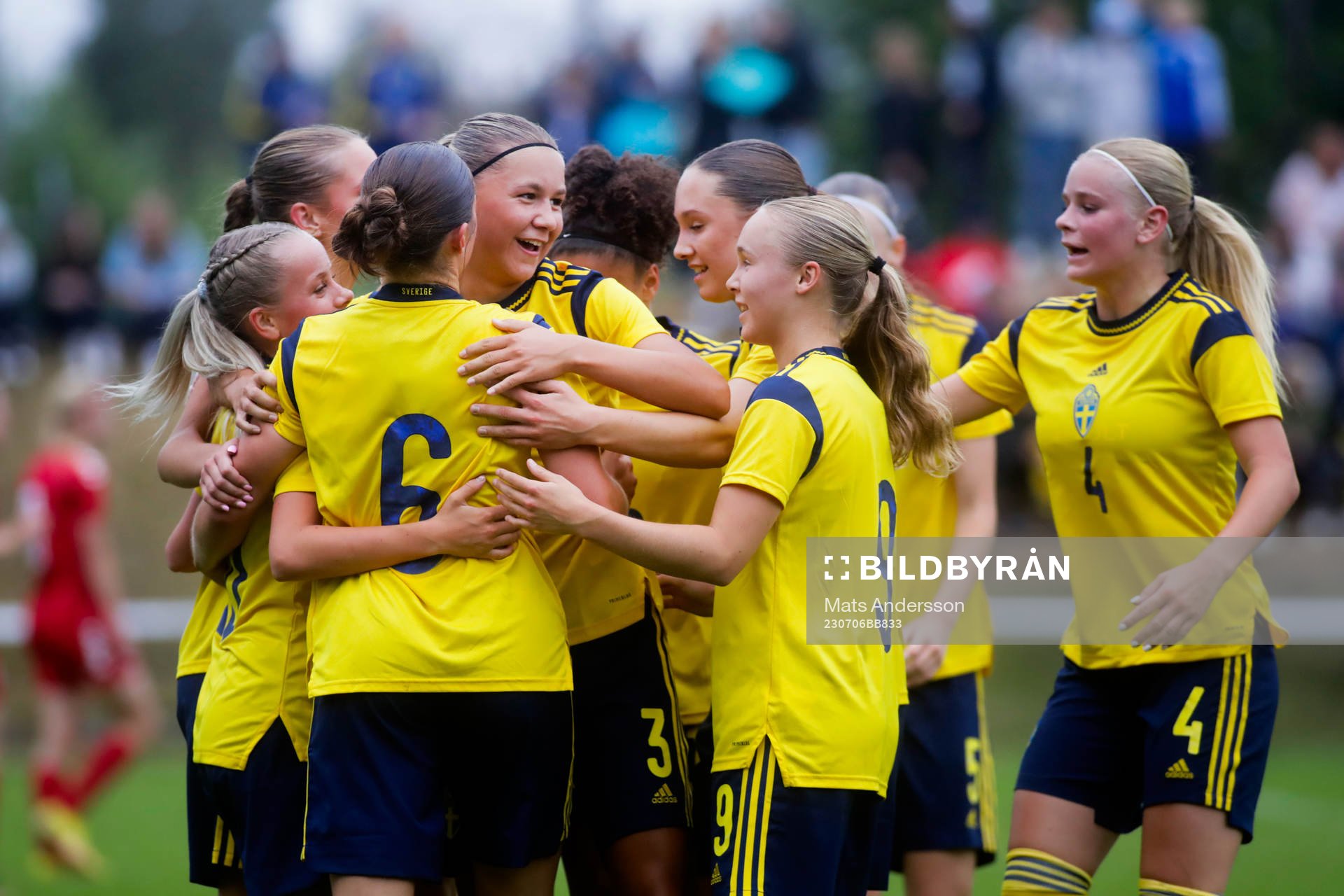 Sveriges Alice Broman jublar efter 0-3 under fotbollsmatchen i F16 Nordisk flickturnering mellan Danmark och Sverige den 6 juli 2023 i Matfors.
