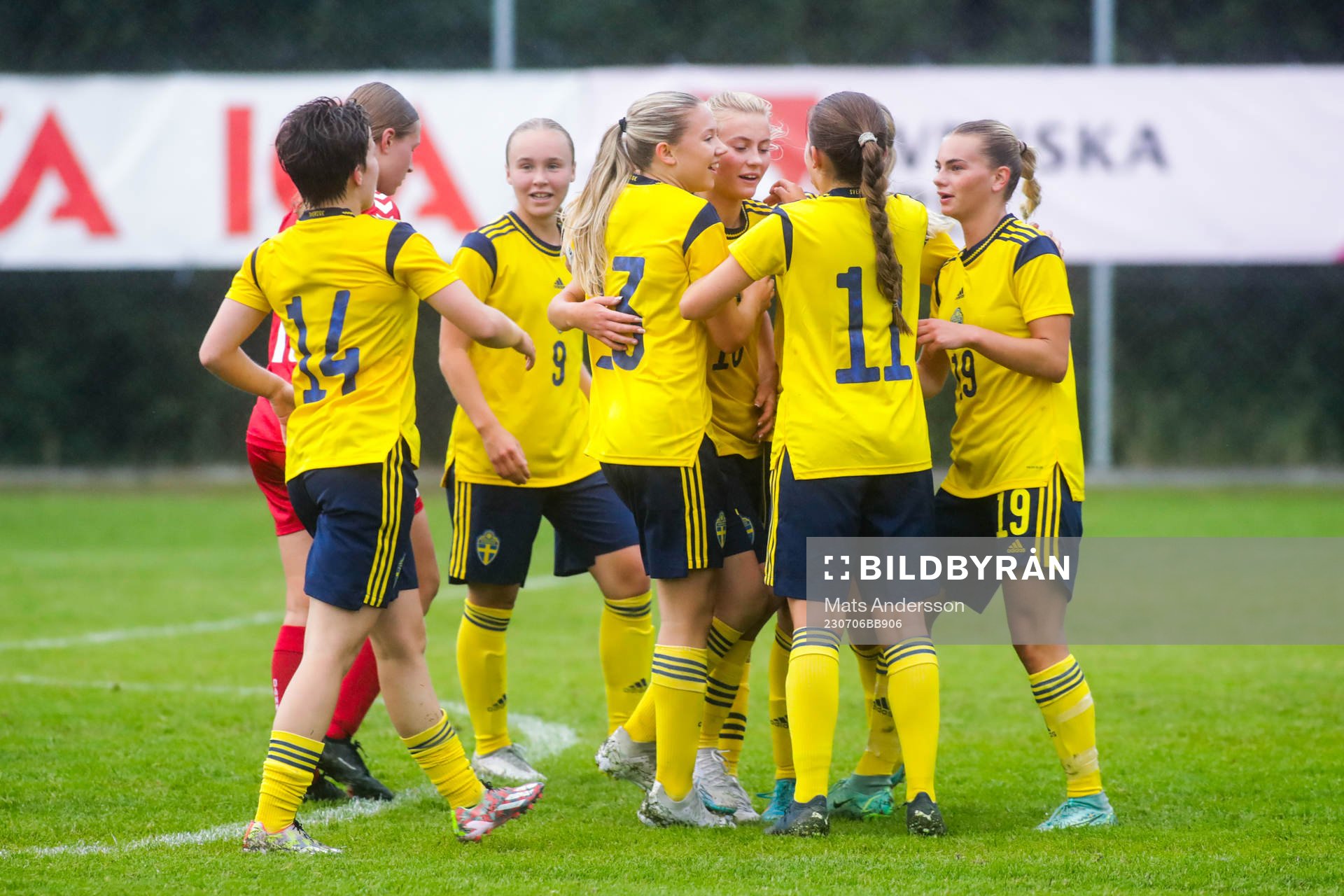 Sveriges Holly Persson jublar med lagkamrater
