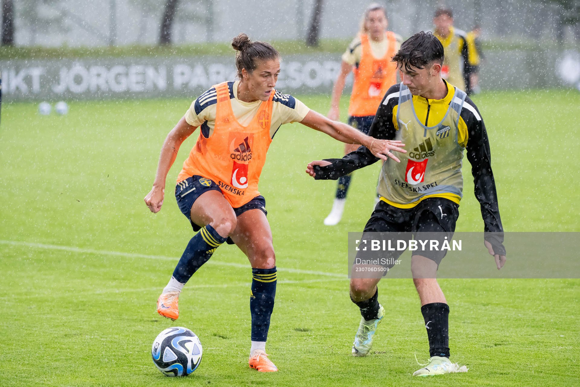 Filippa Angeldahl together with a youth player from BK