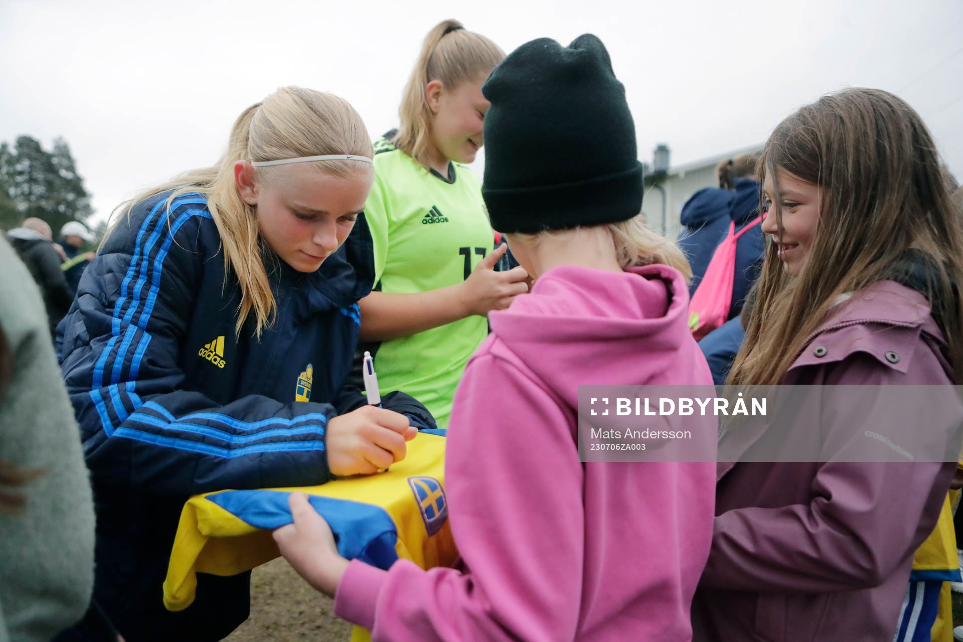 Sveriges Tilda Hellén skriver autograf