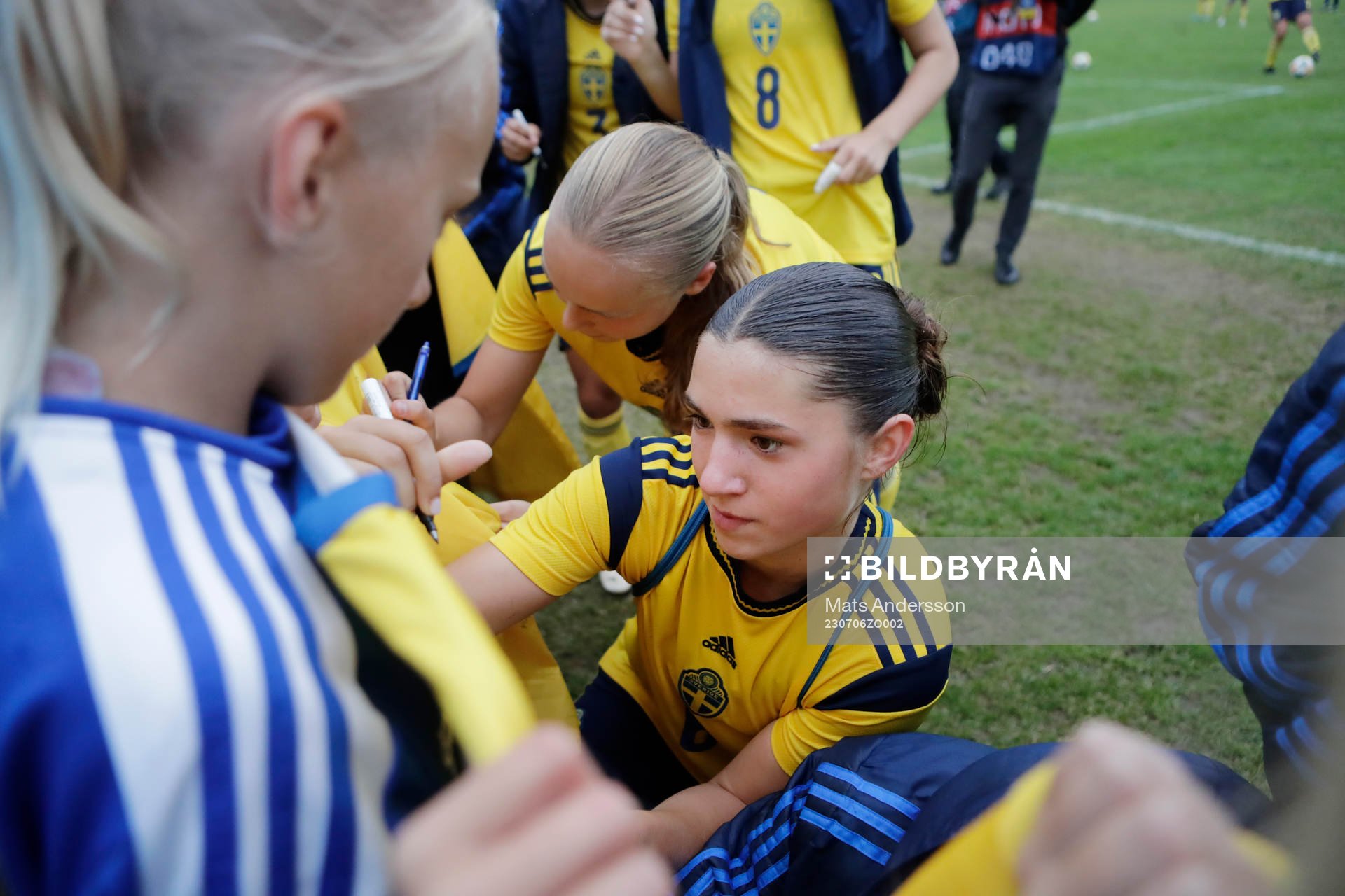 Sveriges Thea Staffansson skriver autograf