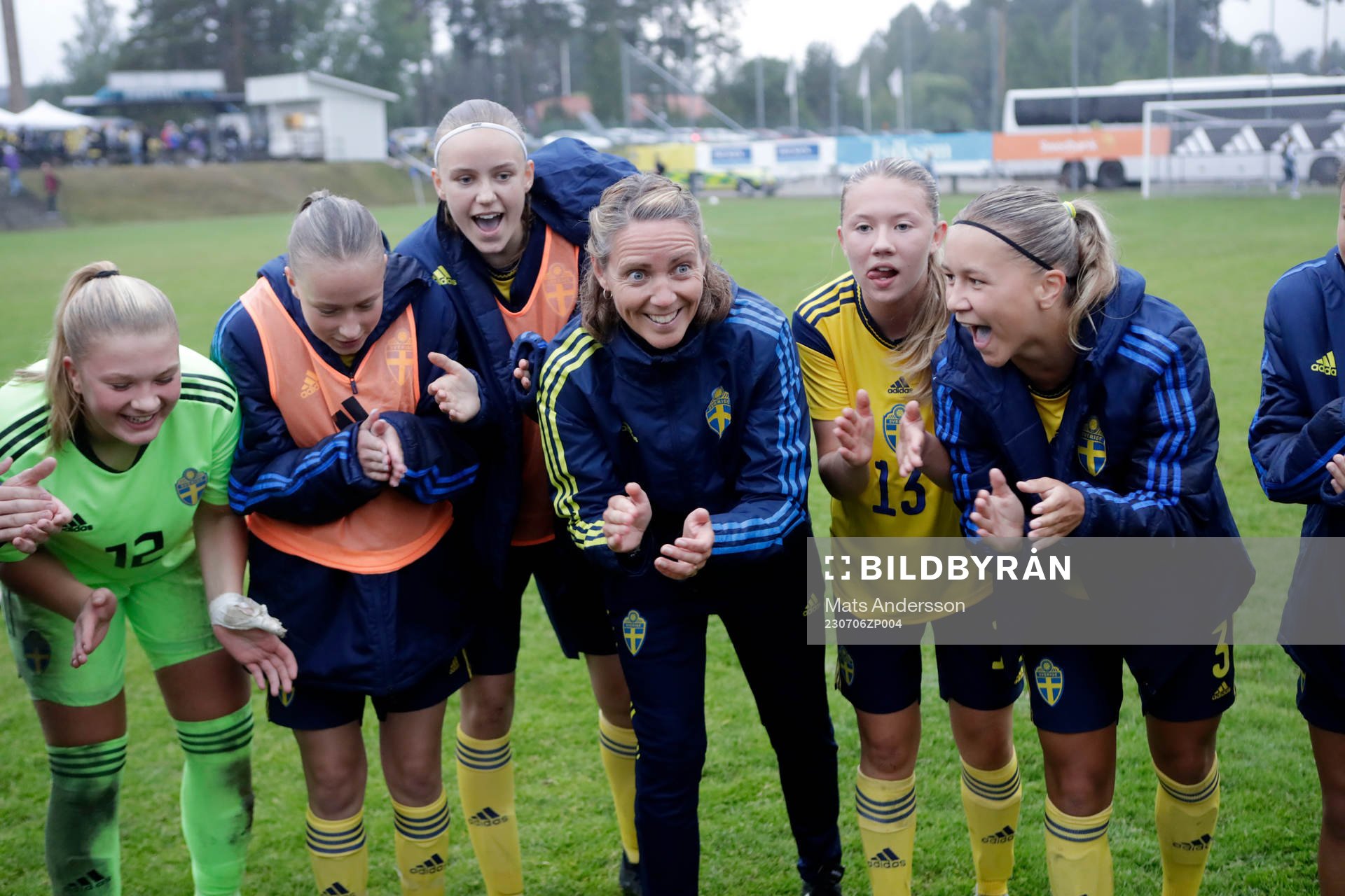 Sveriges förbundskapten Lovisa Dalby jublar med spelare