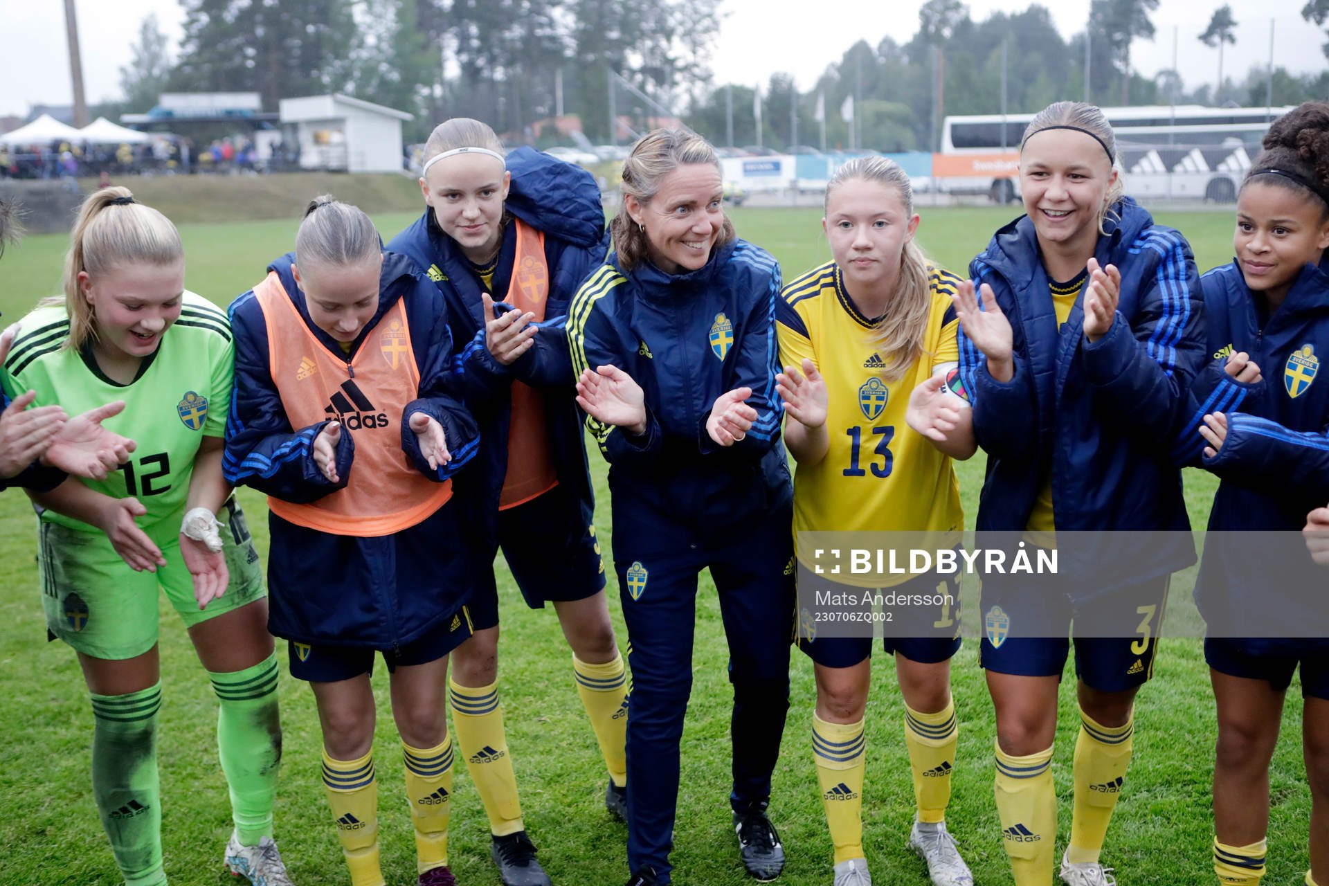Sveriges förbundskapten Lovisa Dalby jublar med spelare