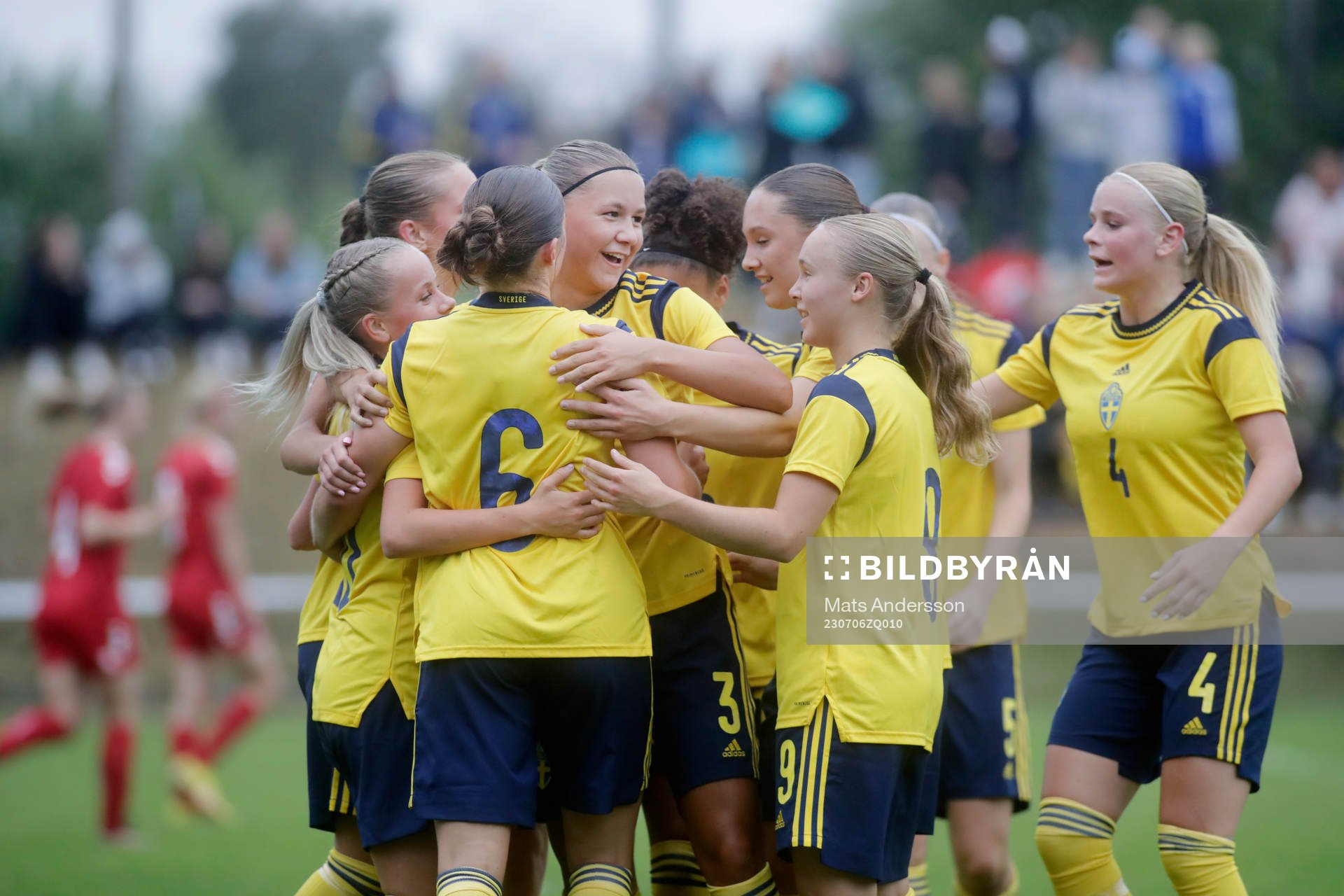 Sveriges Alice Broman jublar under fotbollsmatchen i F16 Nordisk flickturnering mellan Danmark och Sverige den 6 juli 2023 i Matfors.