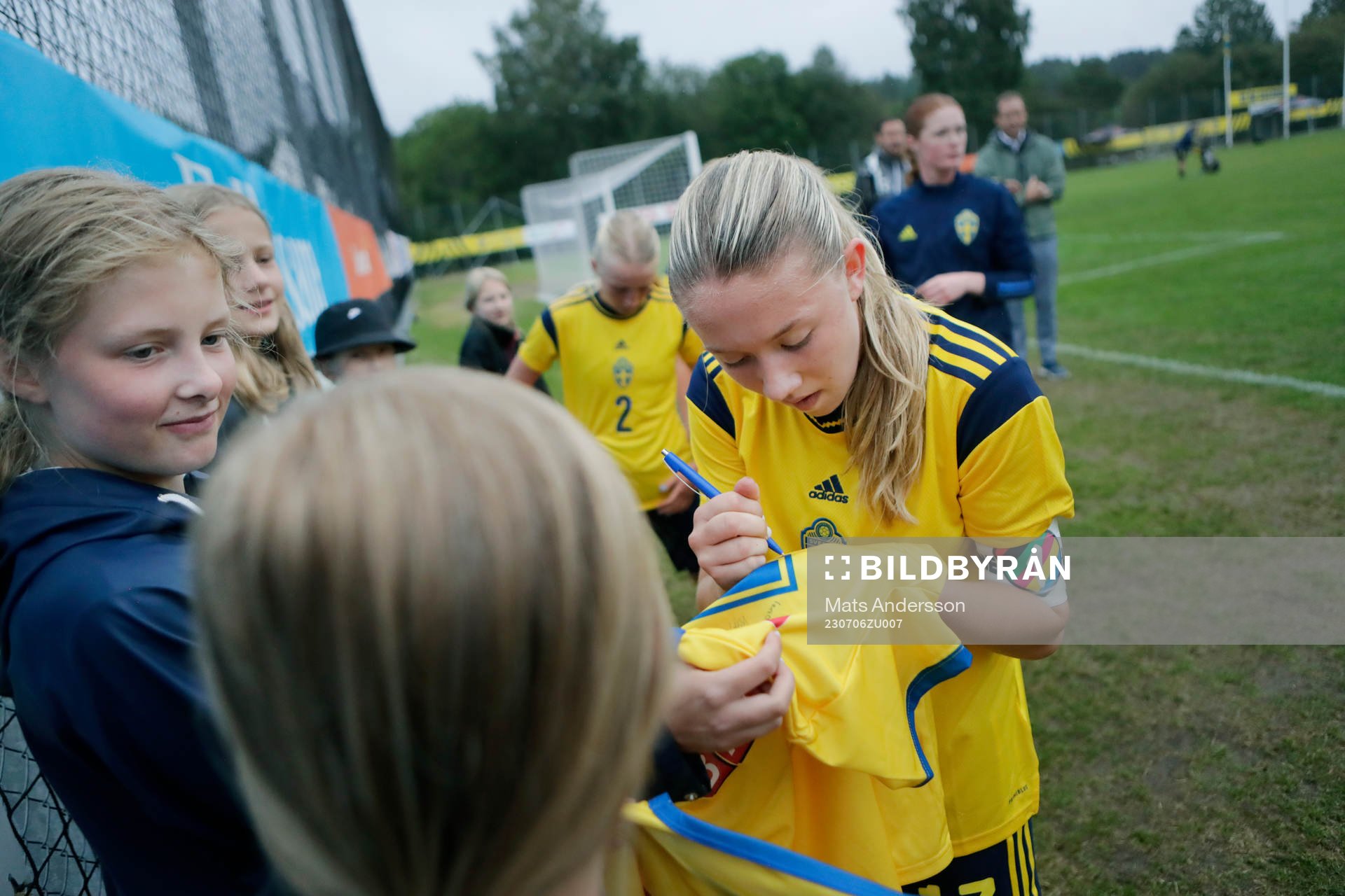 Sveriges Paula Broddner Klingspor skriver autograf