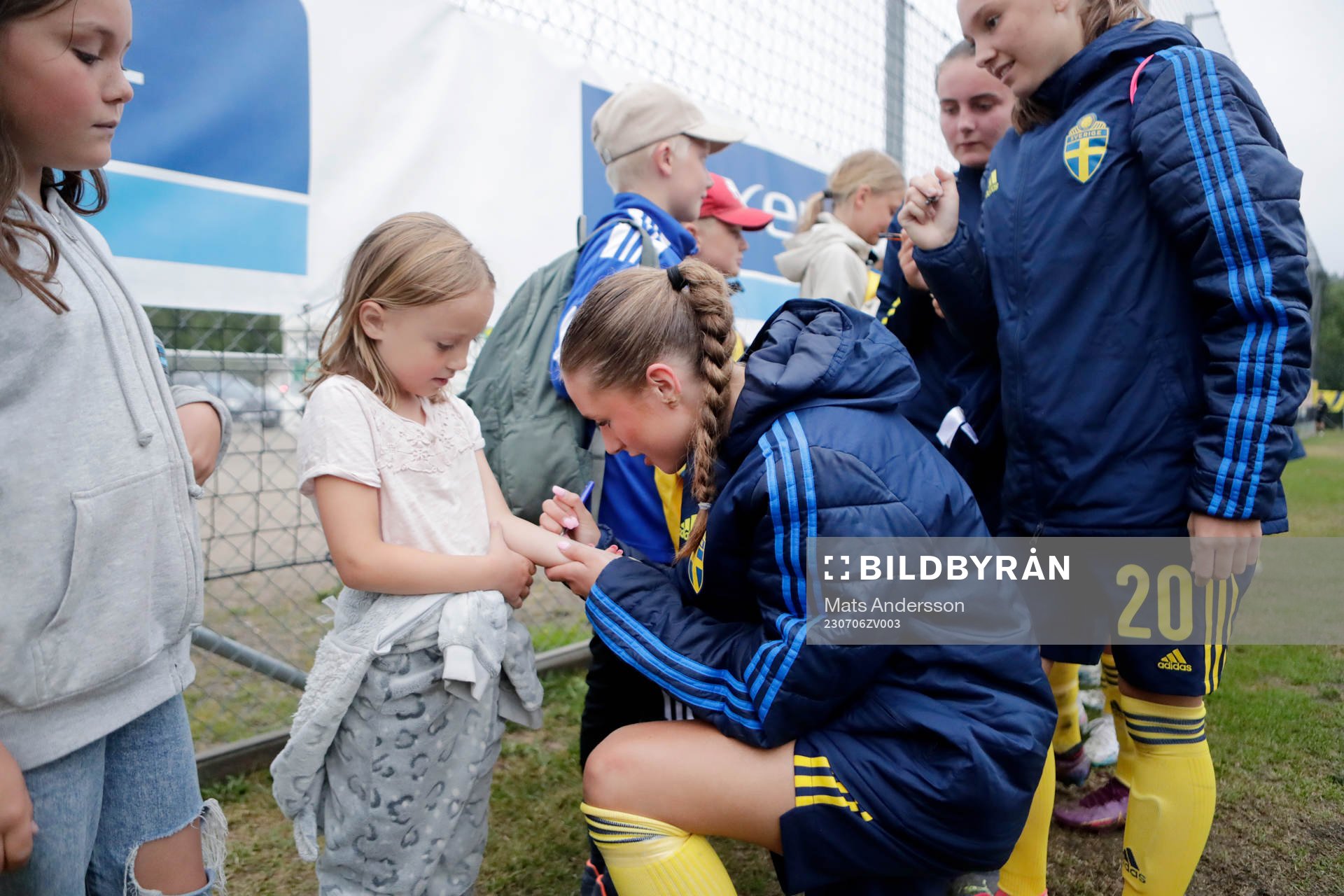 Sveriges Carmen Cernhjul  skriver autograf