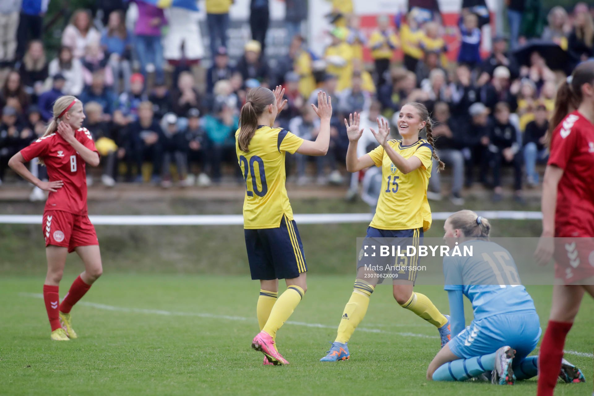 Sveriges Carmen Cernhjul och Nova Rolfsson jublar under fotbollsmatchen i F16 Nordisk flickturnering mellan Danmark och Sverige den 6 juli 2023 i Matfors.