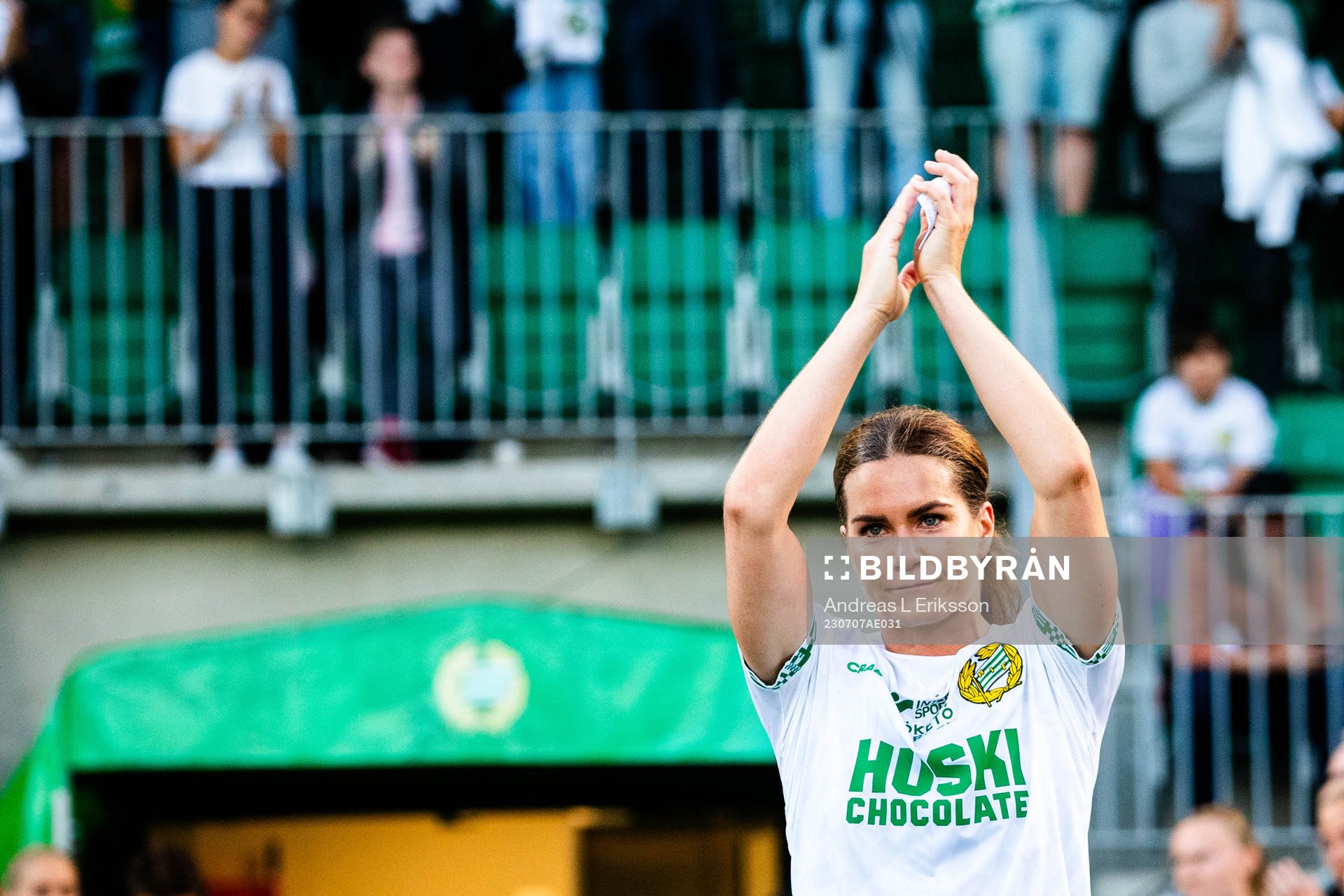 Hammarbys Hanna Folkesson tackar publiken efter sin sista match i Hammarby efter fotbollsmatchen i Damallsvenskan mellan Hammarby och Piteå den 7 juli 2023 i Stockholm.