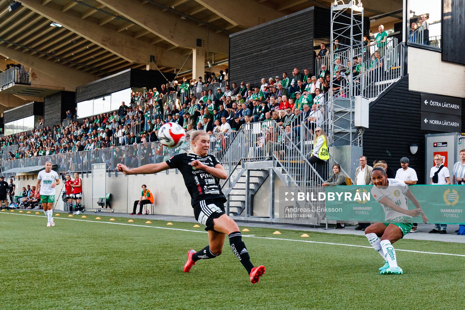 Hammarbys Madelen Janogy med ett inlägg förbi Piteås