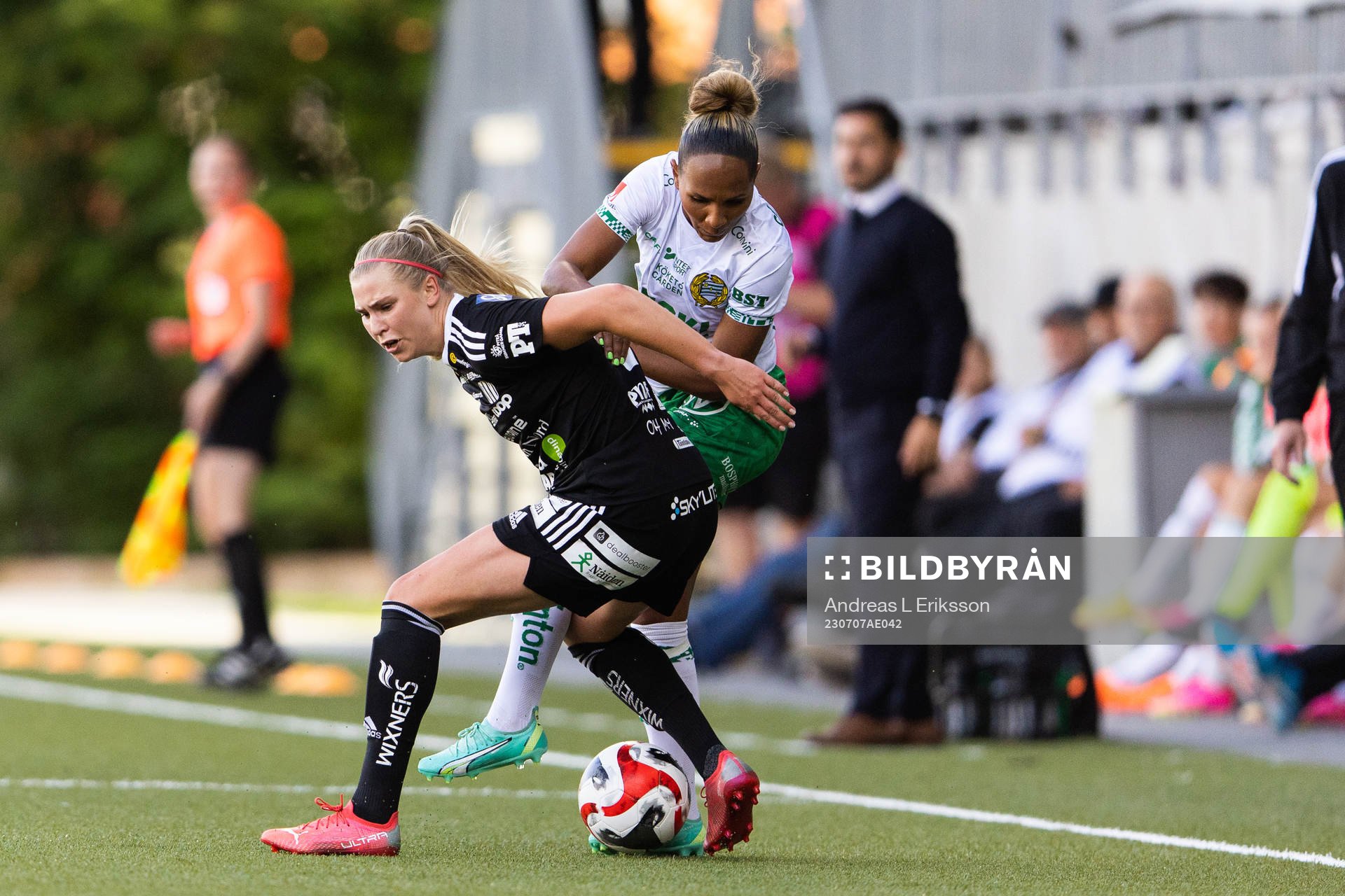 Piteås Ellen Löfqvist i kamp om bollen med Hammarbys
