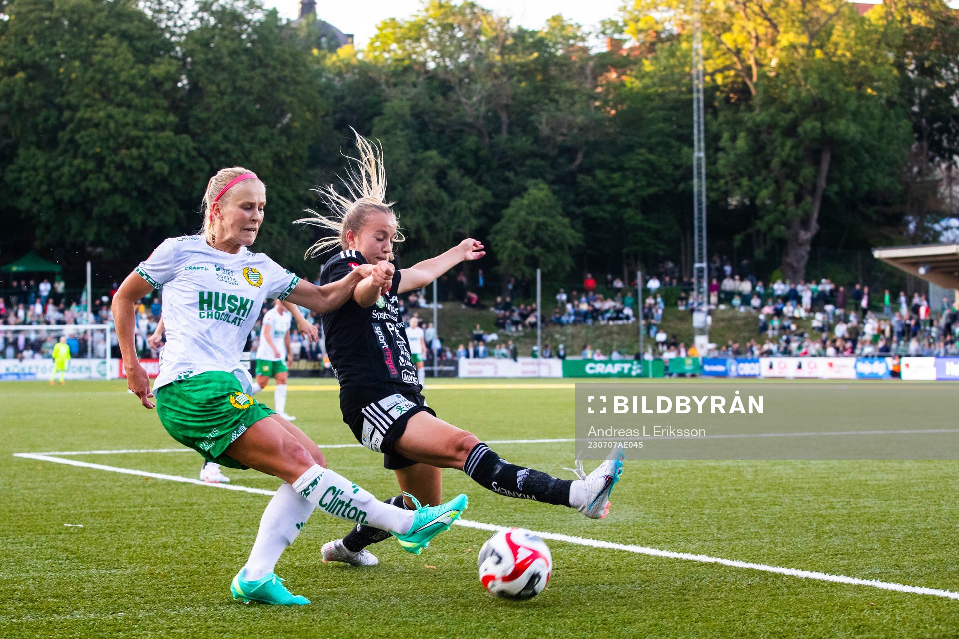 Hammarbys Adelina Engman och Piteås Sara Eriksson