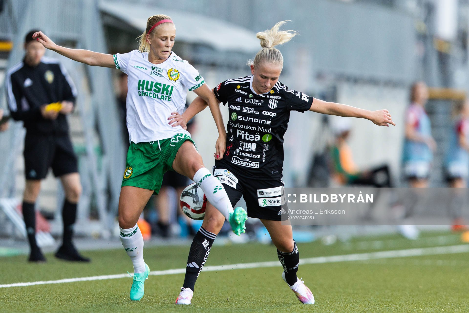 Hammarbys Adelina Engman och Piteås Tuva Skoog