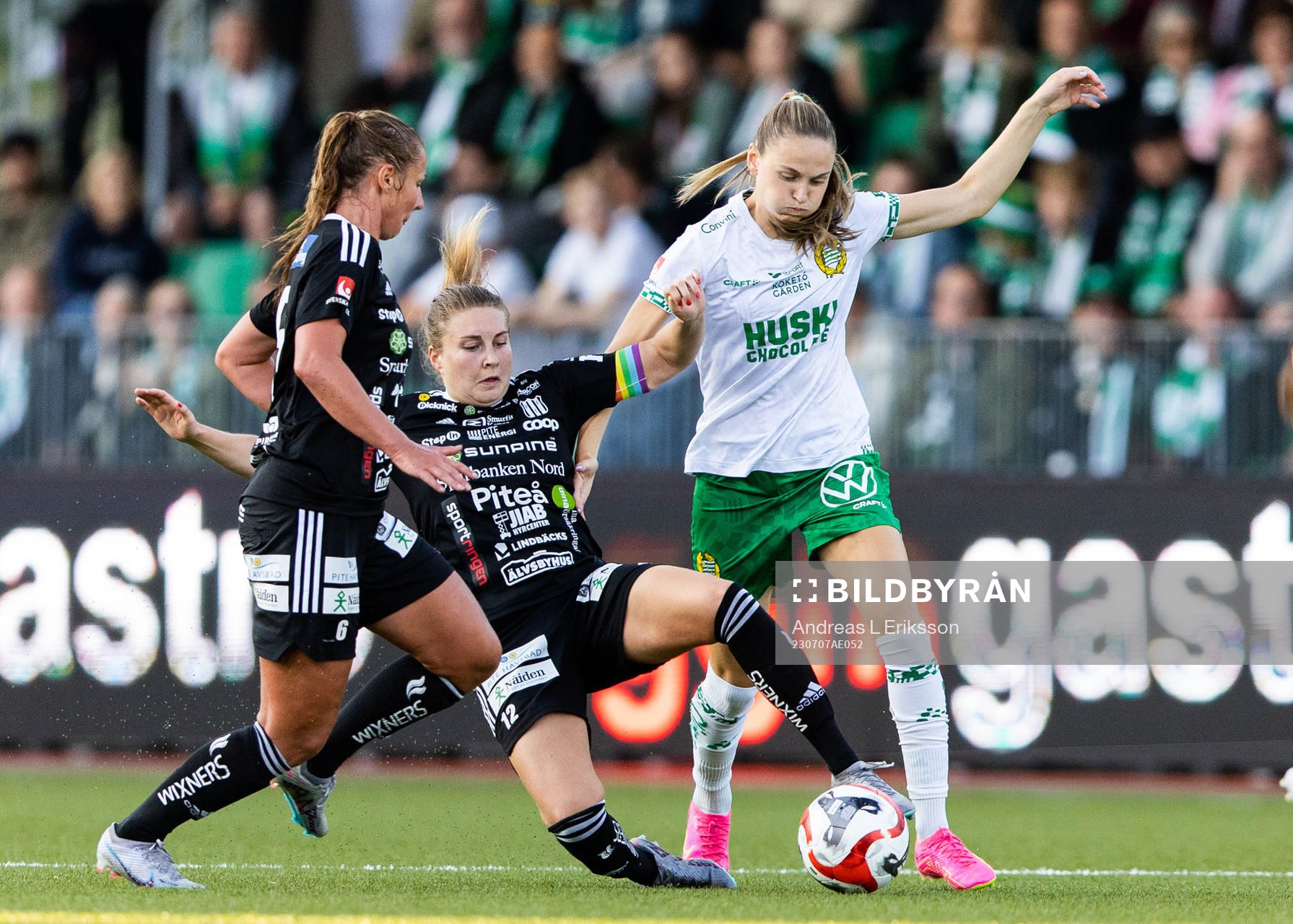 Piteås Olivia Holm och Fanny Andersson i kamp om bollen