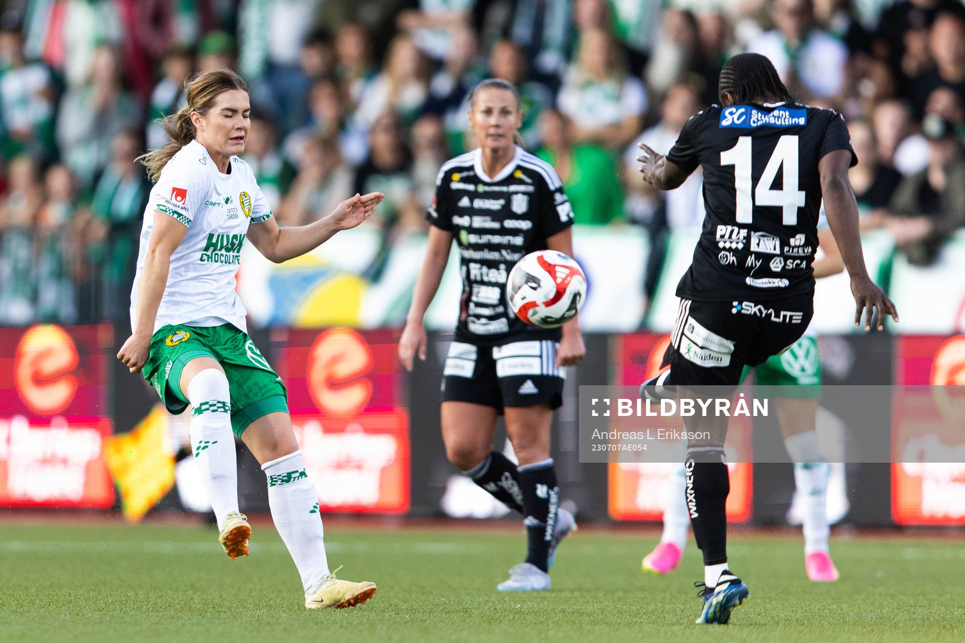 Hammarbys Hanna Folkesson och Piteås Faith Ikidi Michael