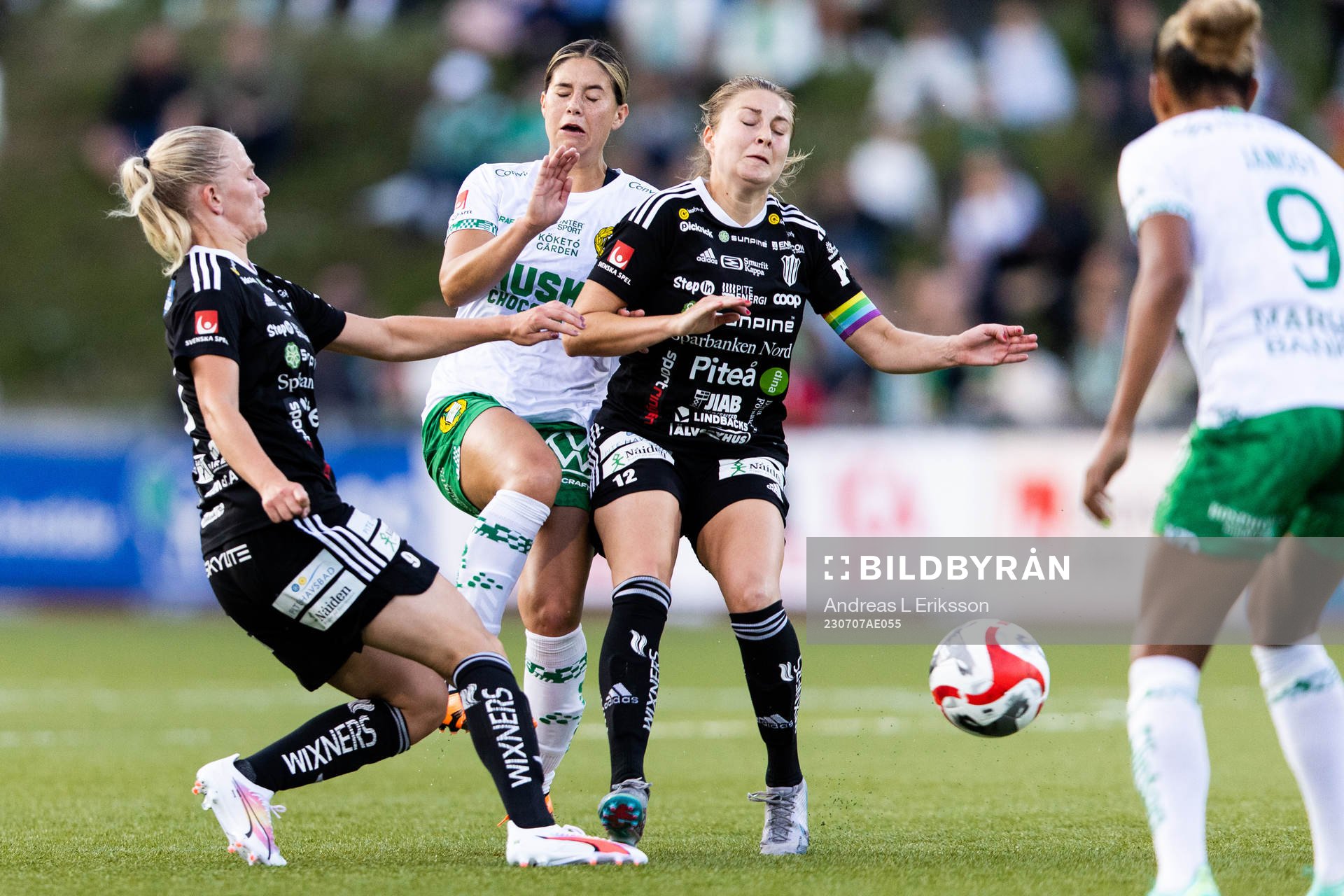 Piteås Tuva Skoog och Fanny Andersson i kamp om bollen med