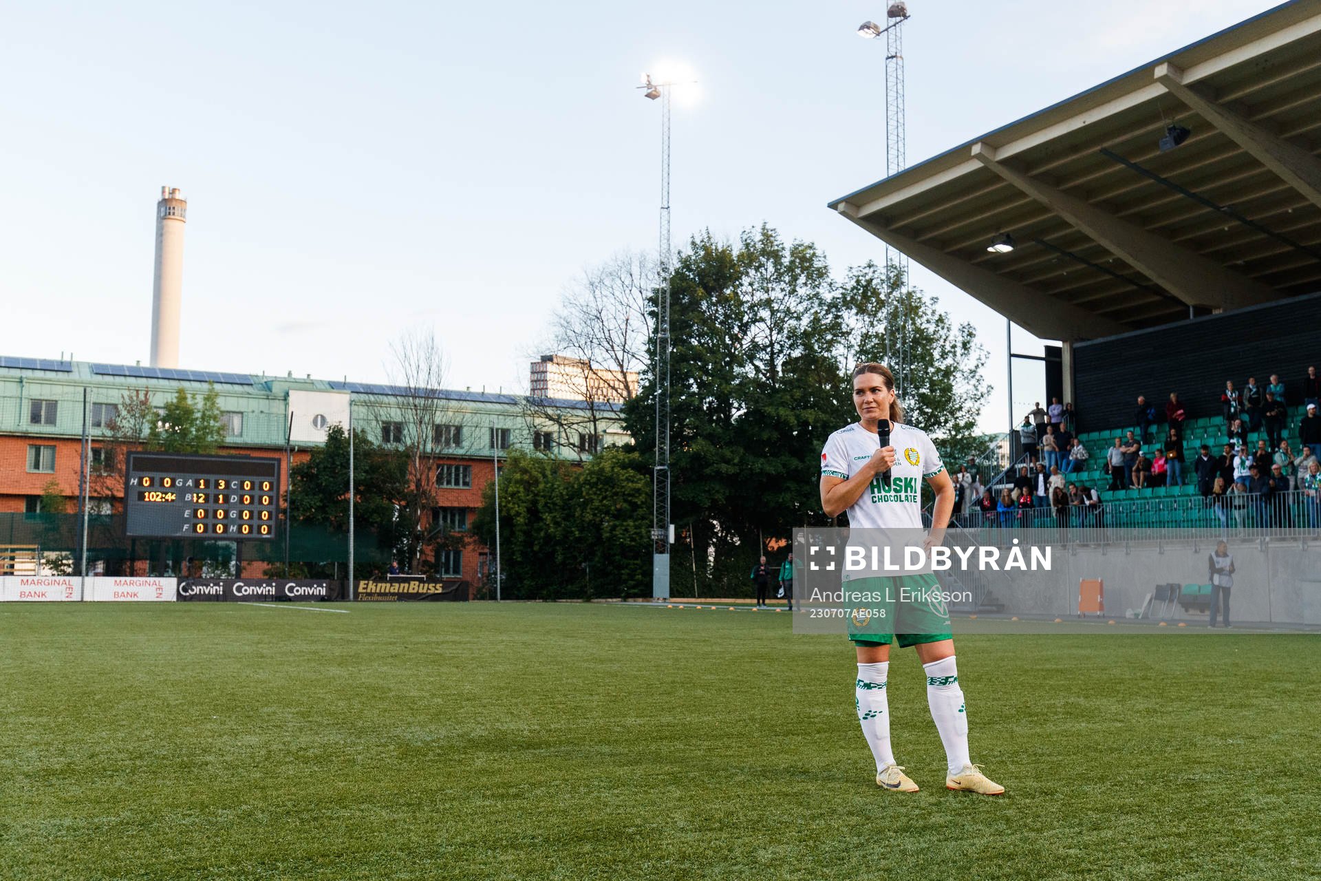 Hammarbys Hanna Folkesson tackas av