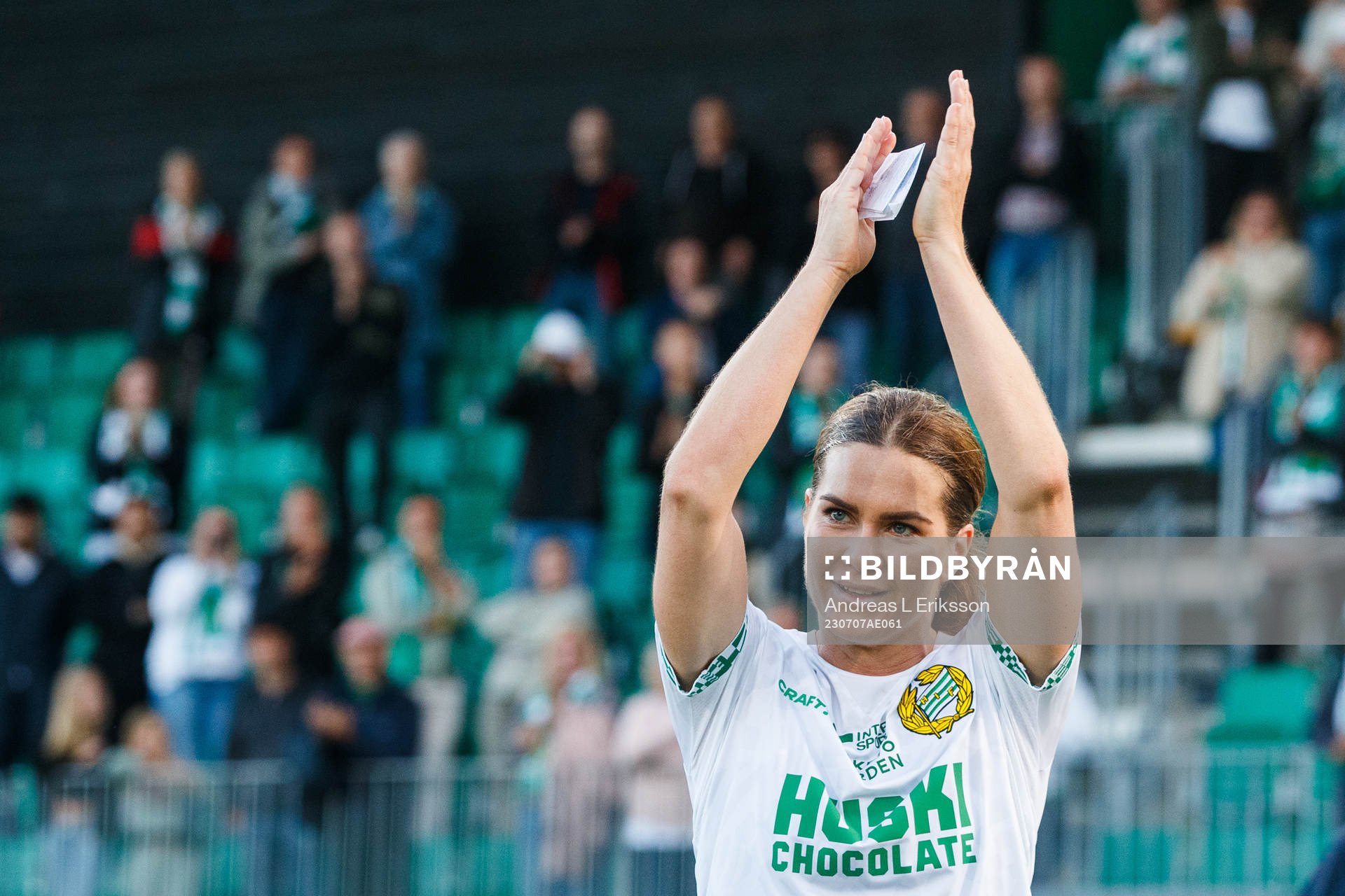 Hammarbys Hanna Folkesson tackas av