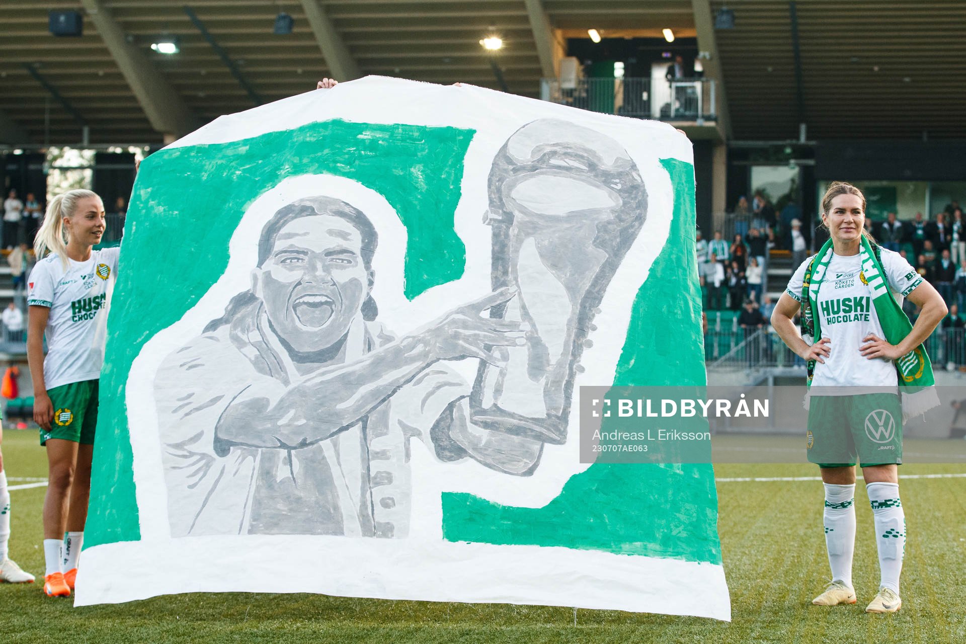 Hammarbys Hanna Folkesson tackas av efter  fotbollsmatchen i Damallsvenskan mellan Hammarby och Piteå den 7 juli 2023 i Stockholm. 