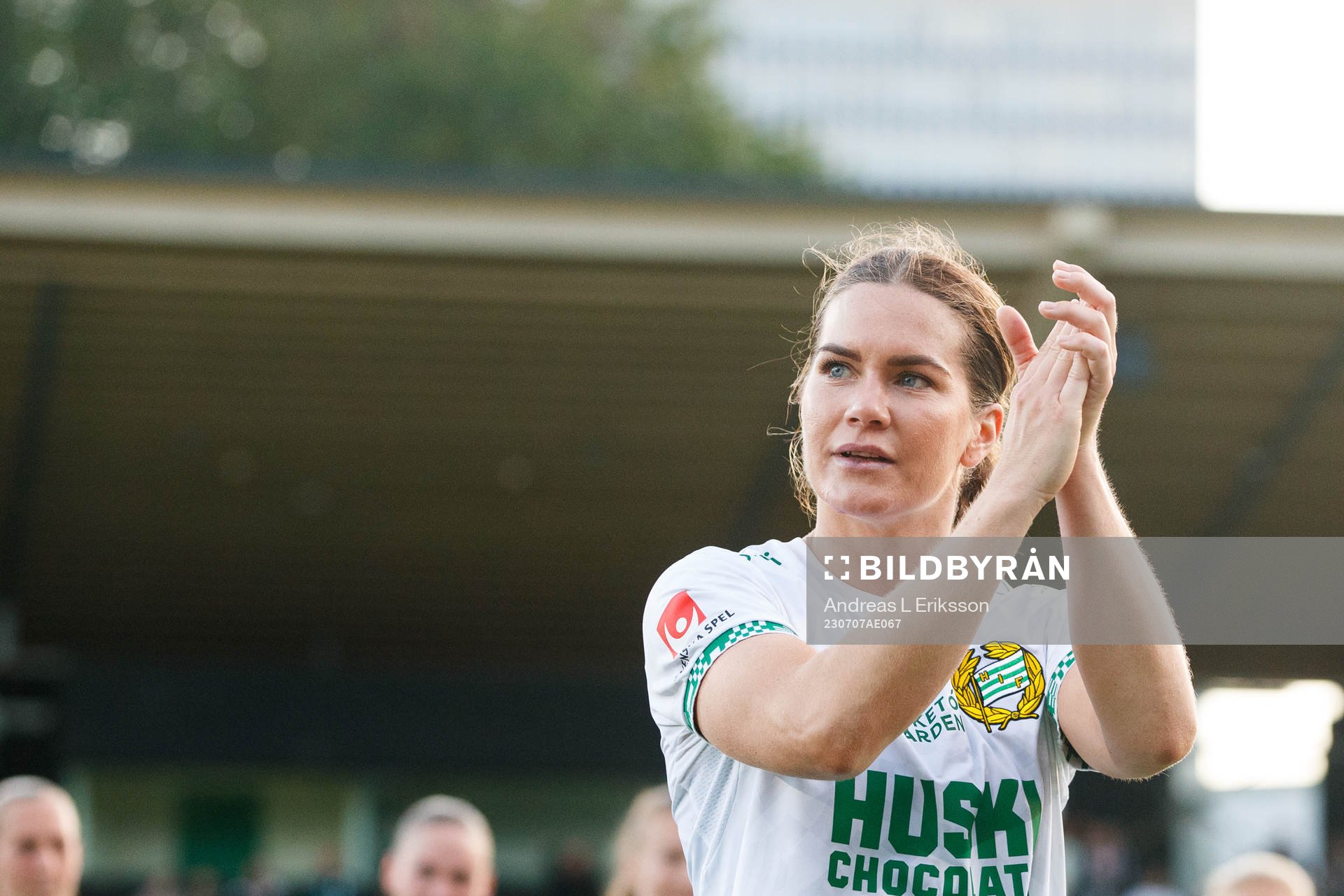 Hammarbys Hanna Folkesson tackas av efter fotbollsmatchen i Damallsvenskan mellan Hammarby och Piteå den 7 juli 2023 i Stockholm. 