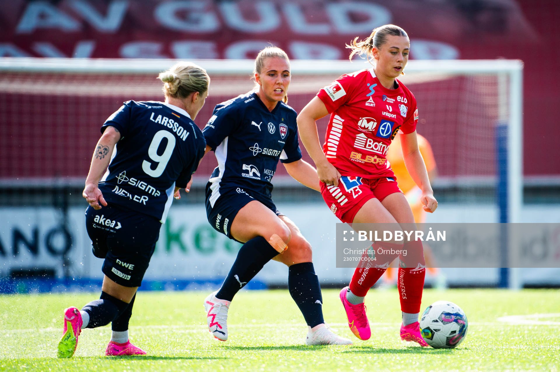 FC Rosengårds Emilia Larsson och Gudrun Arnardottir mot