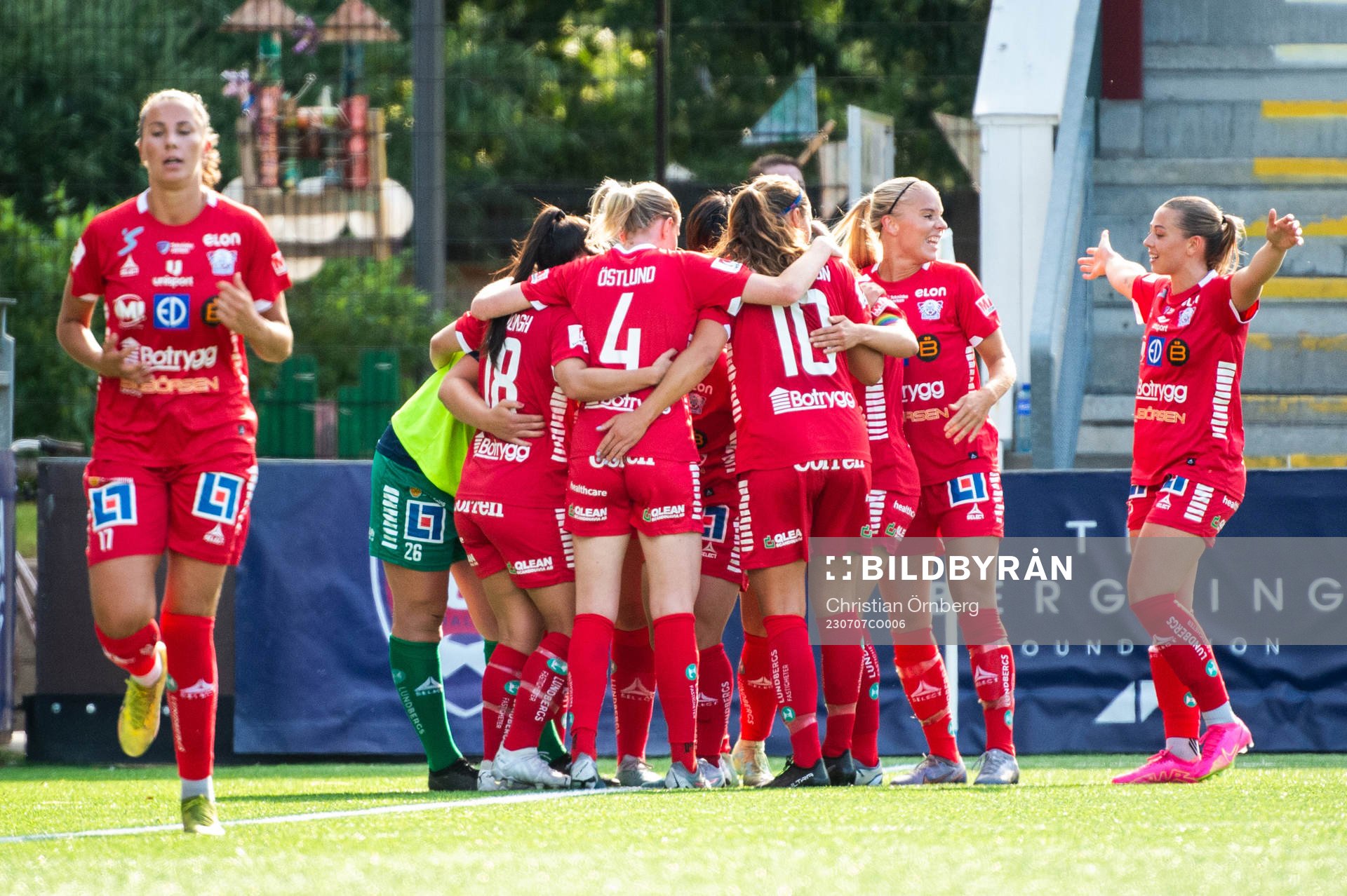 Linköpings Yuka Momiki jublar med lagkamrater