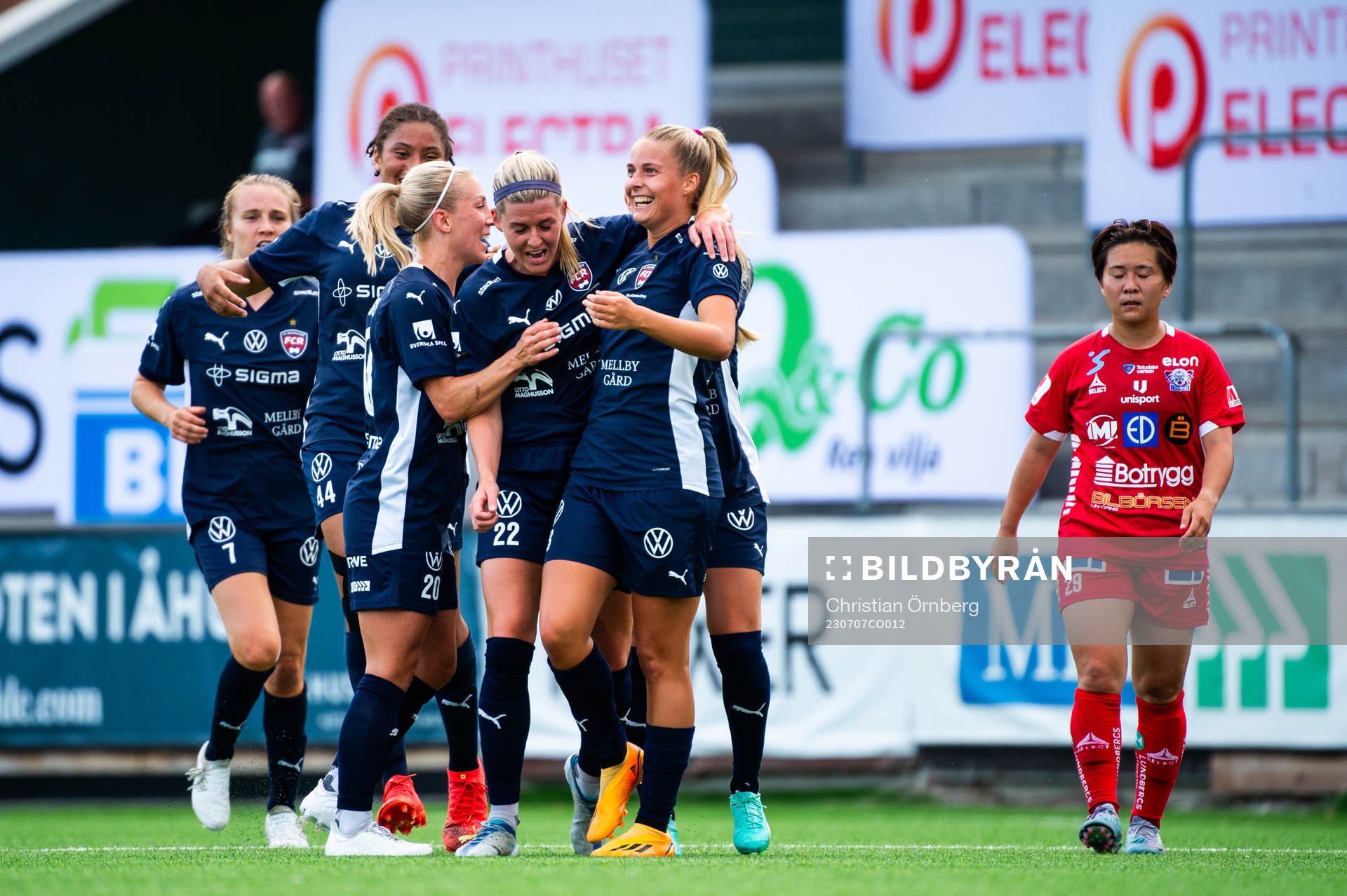 FC Rosengårds Olivia Holdt jublar med lagkamrater och