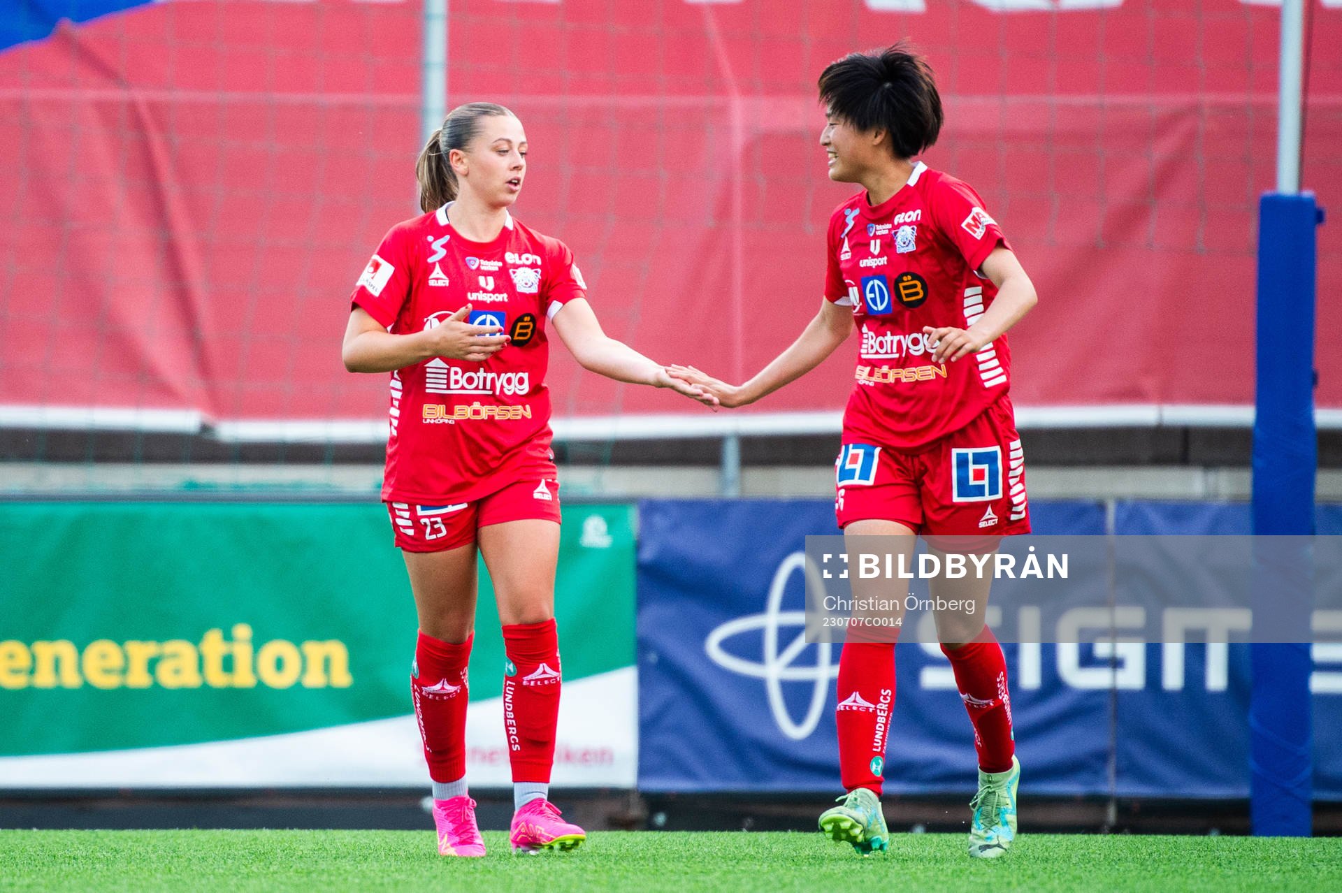 Linköpings Cornelia Kapocs och Saori Takarada  jublar