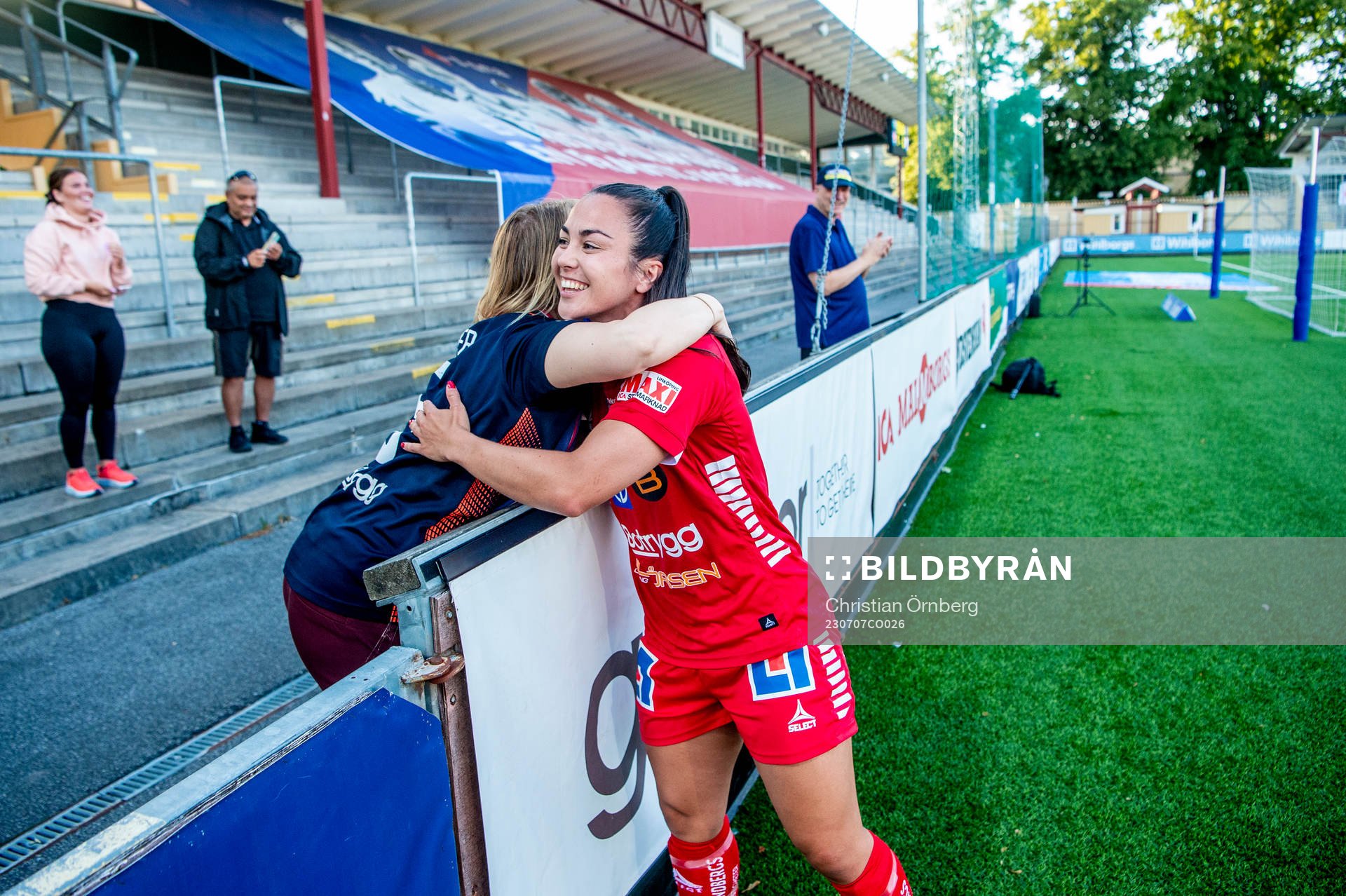 Linköpings Michelle De Jongh jublar med supportrarna efter fotbollsmatchen i Damallsvenskan mellan FC Rosengård och Linköping den 7 juli 2023 i Malmö.