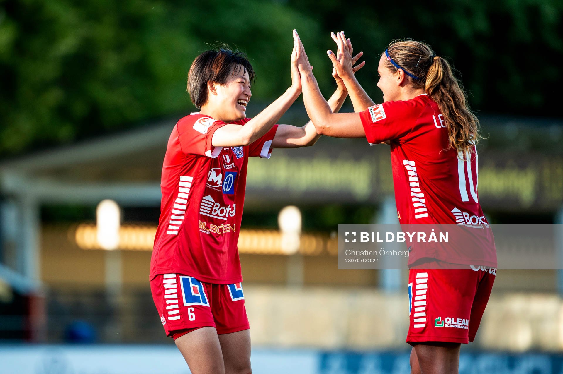 Linköpings Saori Takarada och Emma Lennartsson jublar