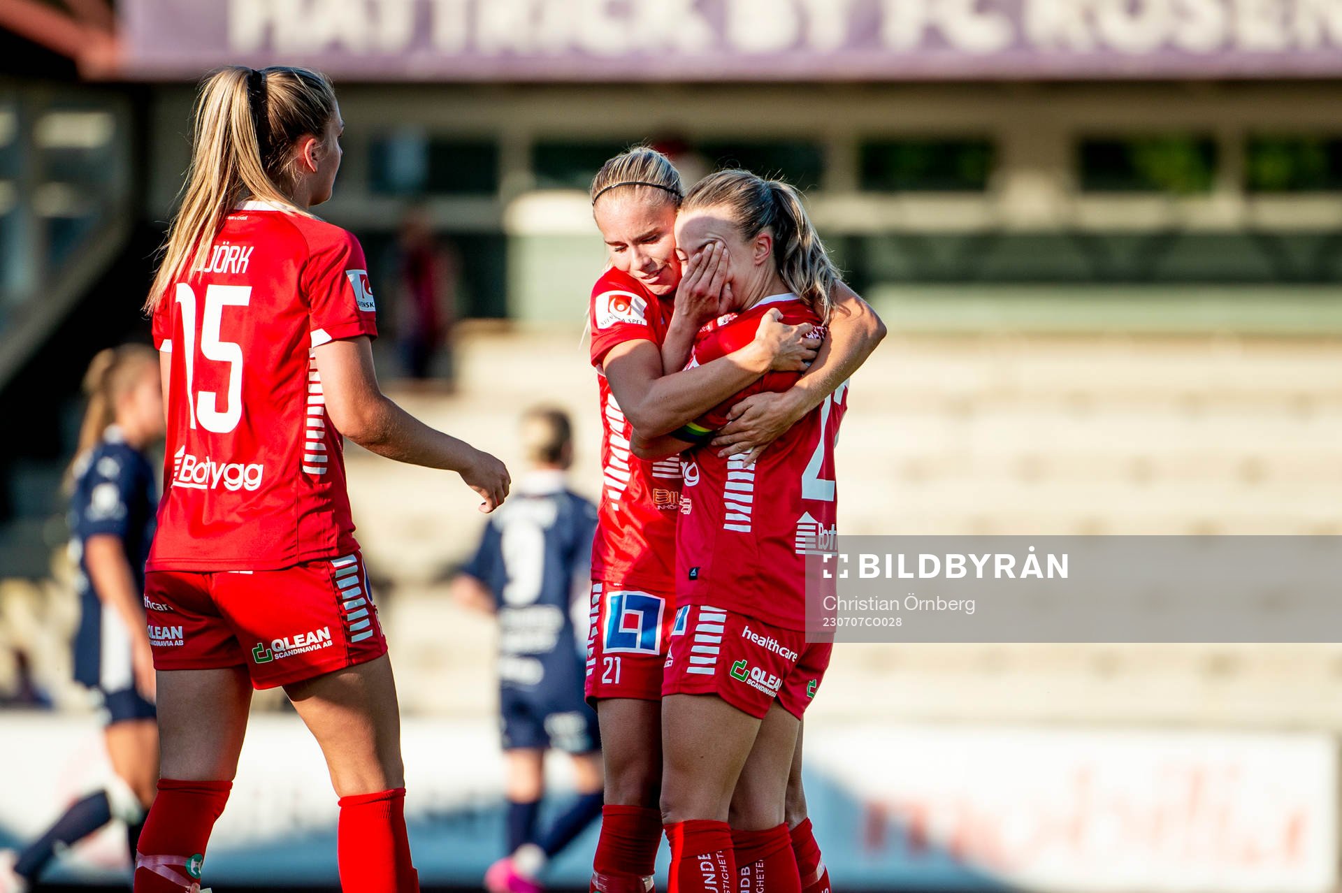 Linköpings Stina Lennartsson och Olga Ahtinen gråter av