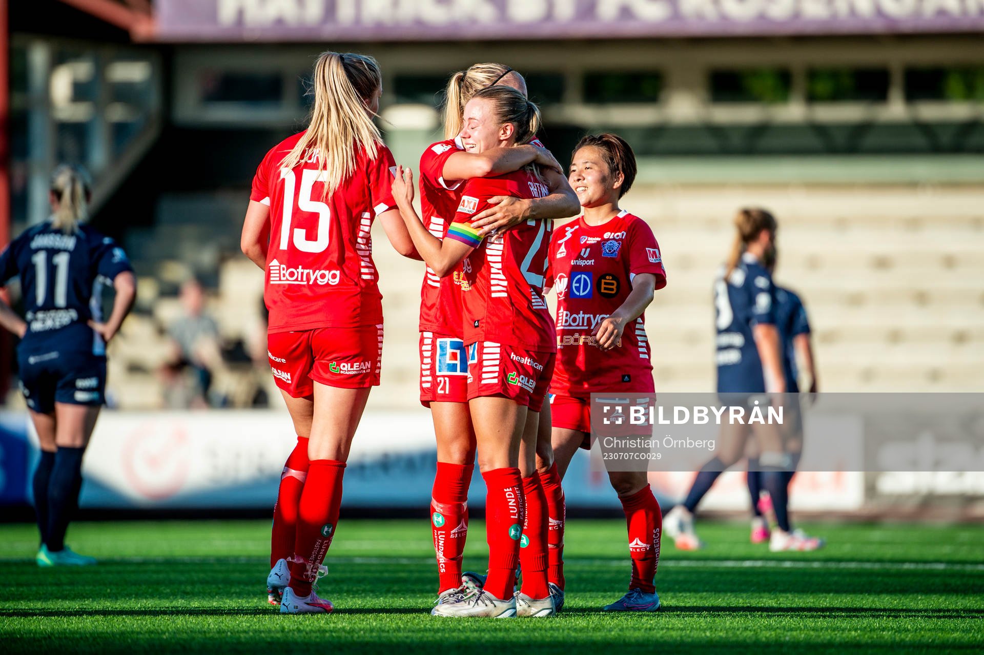 Linköpings Stina Lennartsson och Olga Ahtinen gråter av
