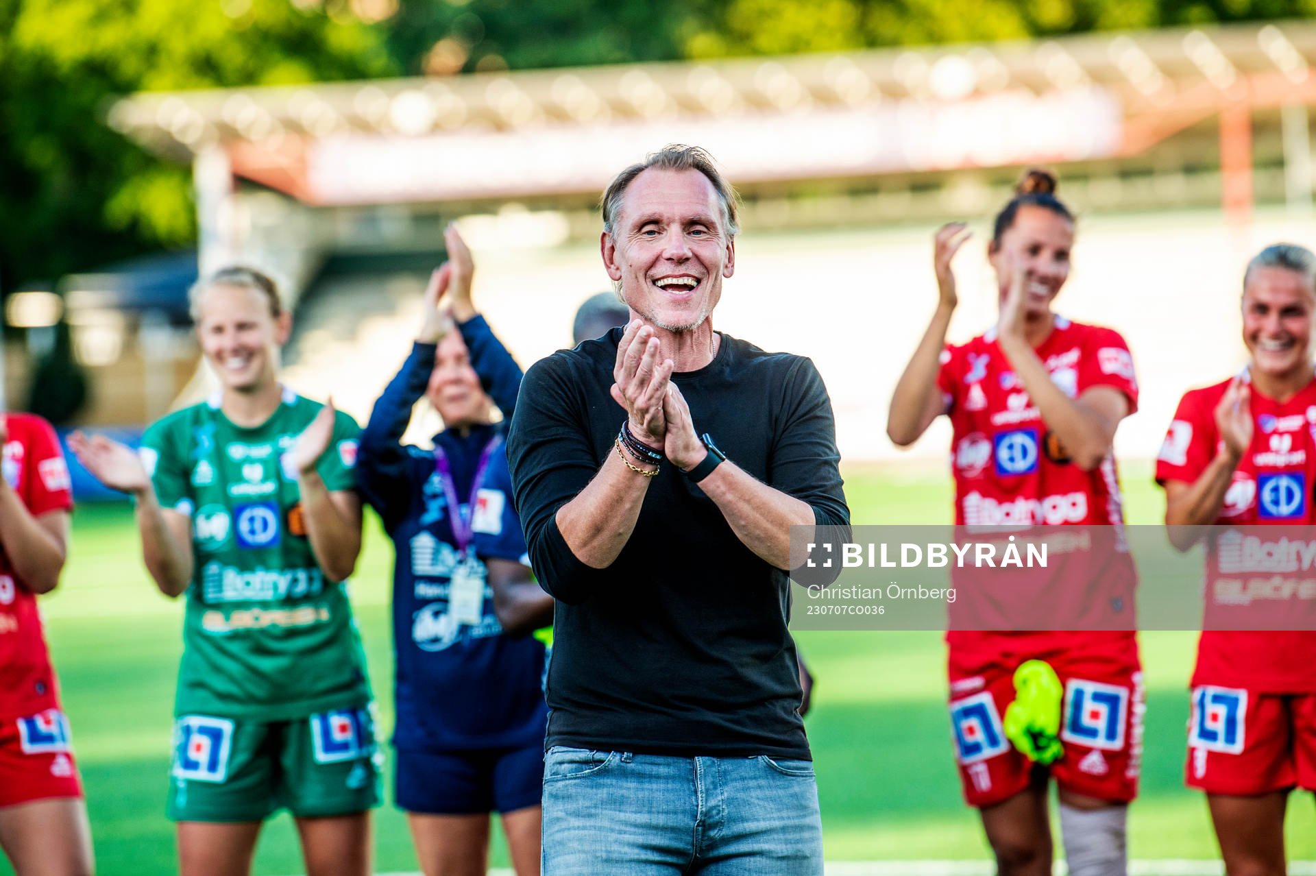 Linköpings tränare Andree Jeglertz jublar efter fotbollsmatchen i Damallsvenskan mellan FC Rosengård och Linköping den 7 juli 2023 i Malmö.