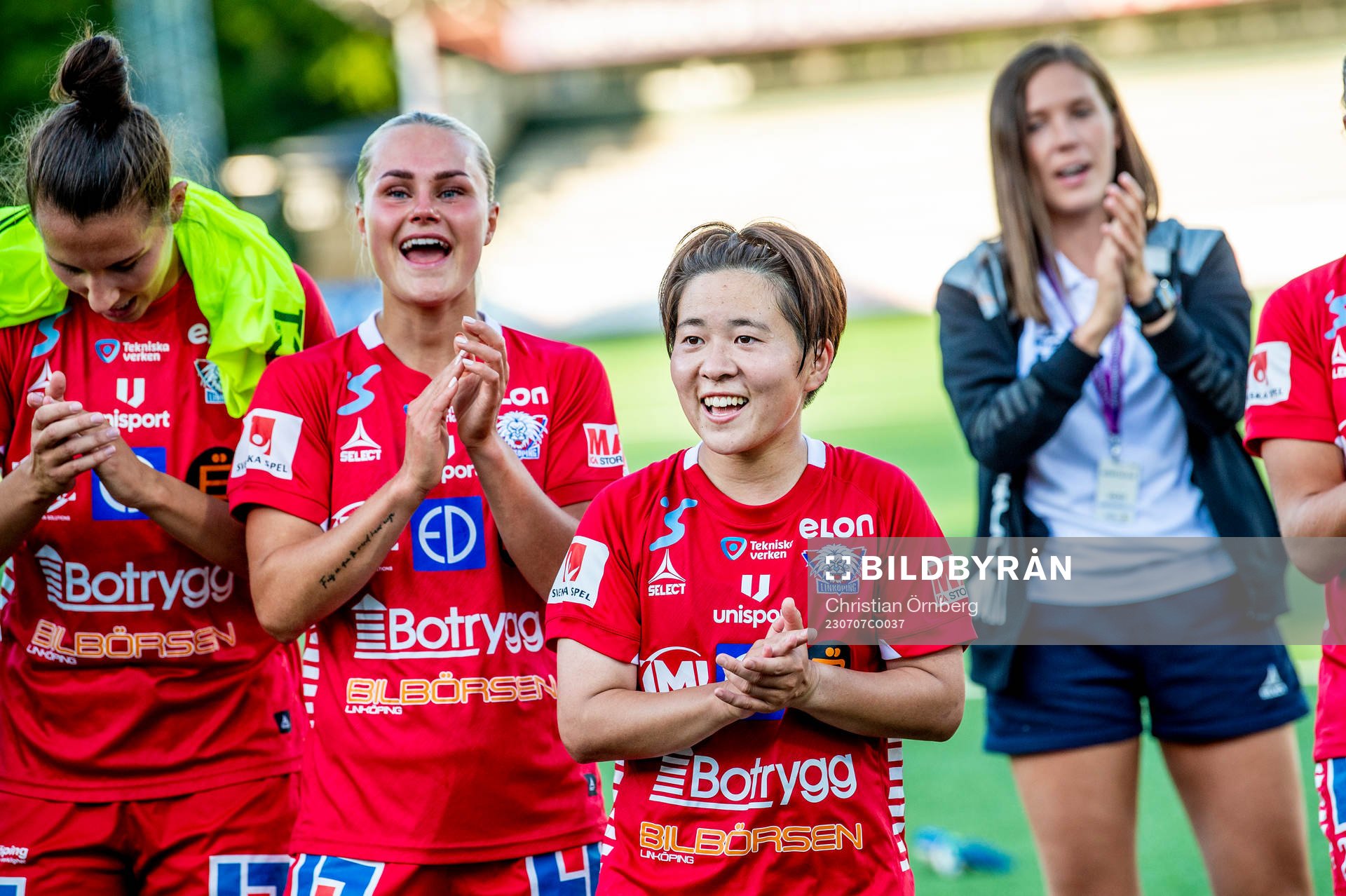 Linköpings Yuka Momiki jublar med lagkamraterna