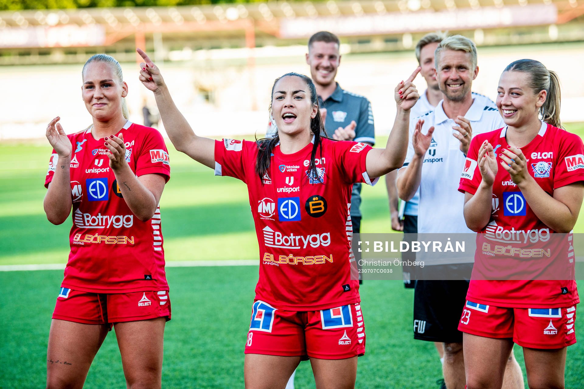 Linköpings Michelle De Jongh jublar med lagkamraterna