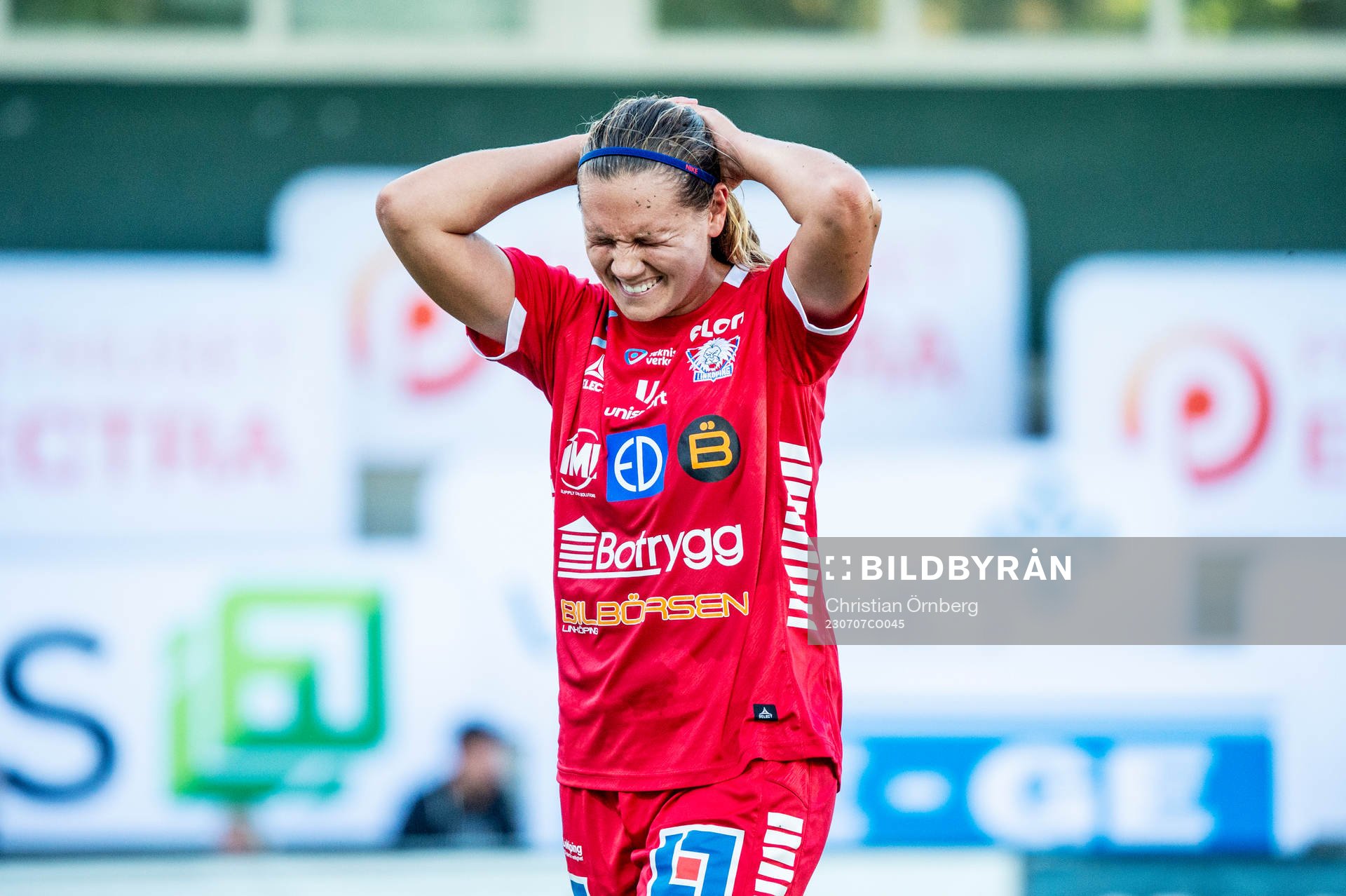 Linköpings Emma Lennartsson grinar illa