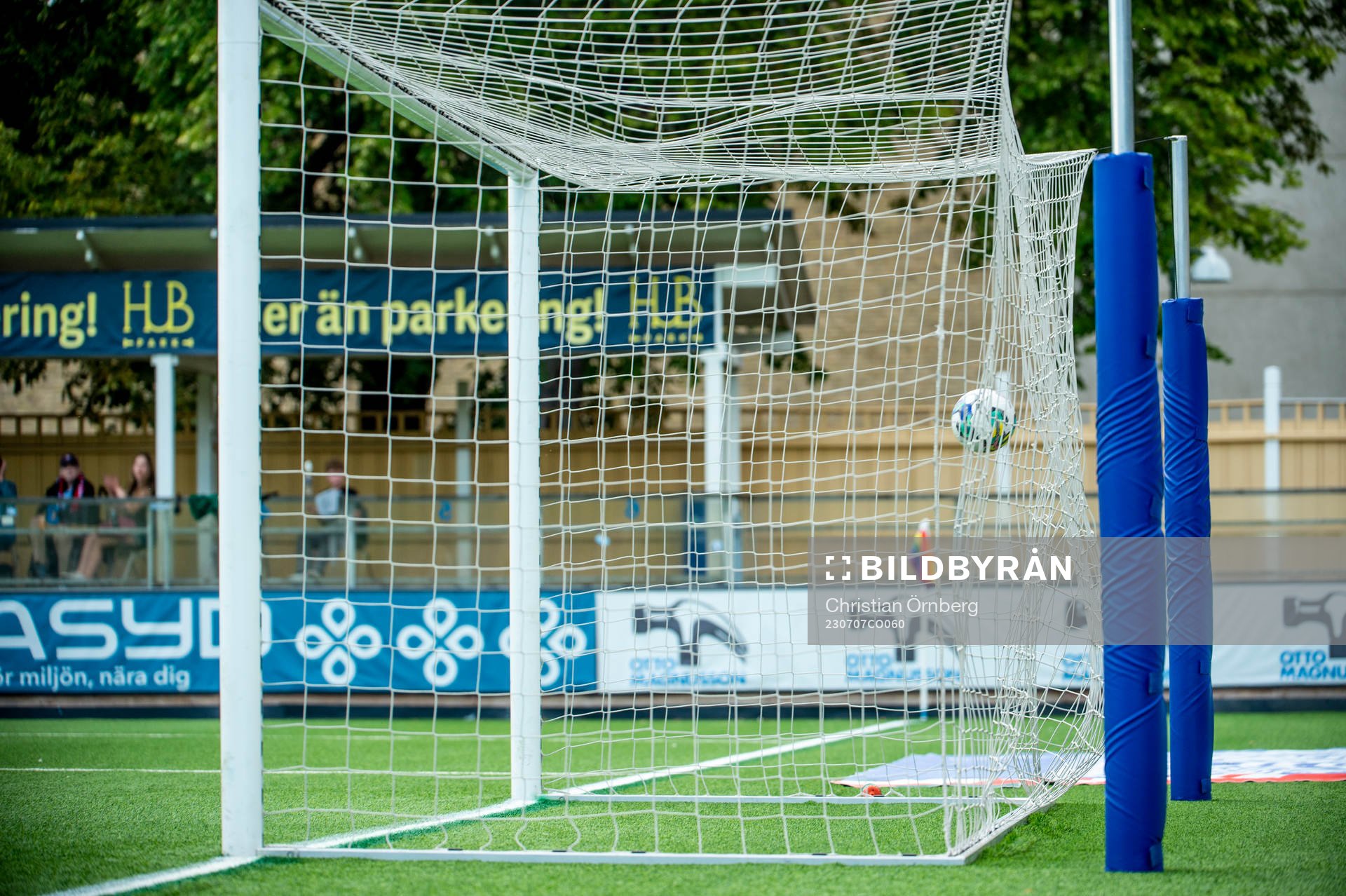 FC Rosengårds Olivia Holdt gör 1-1 under fotbollsmatchen i Damallsvenskan mellan FC Rosengård och Linköping den 7 juli 2023 i Malmö.