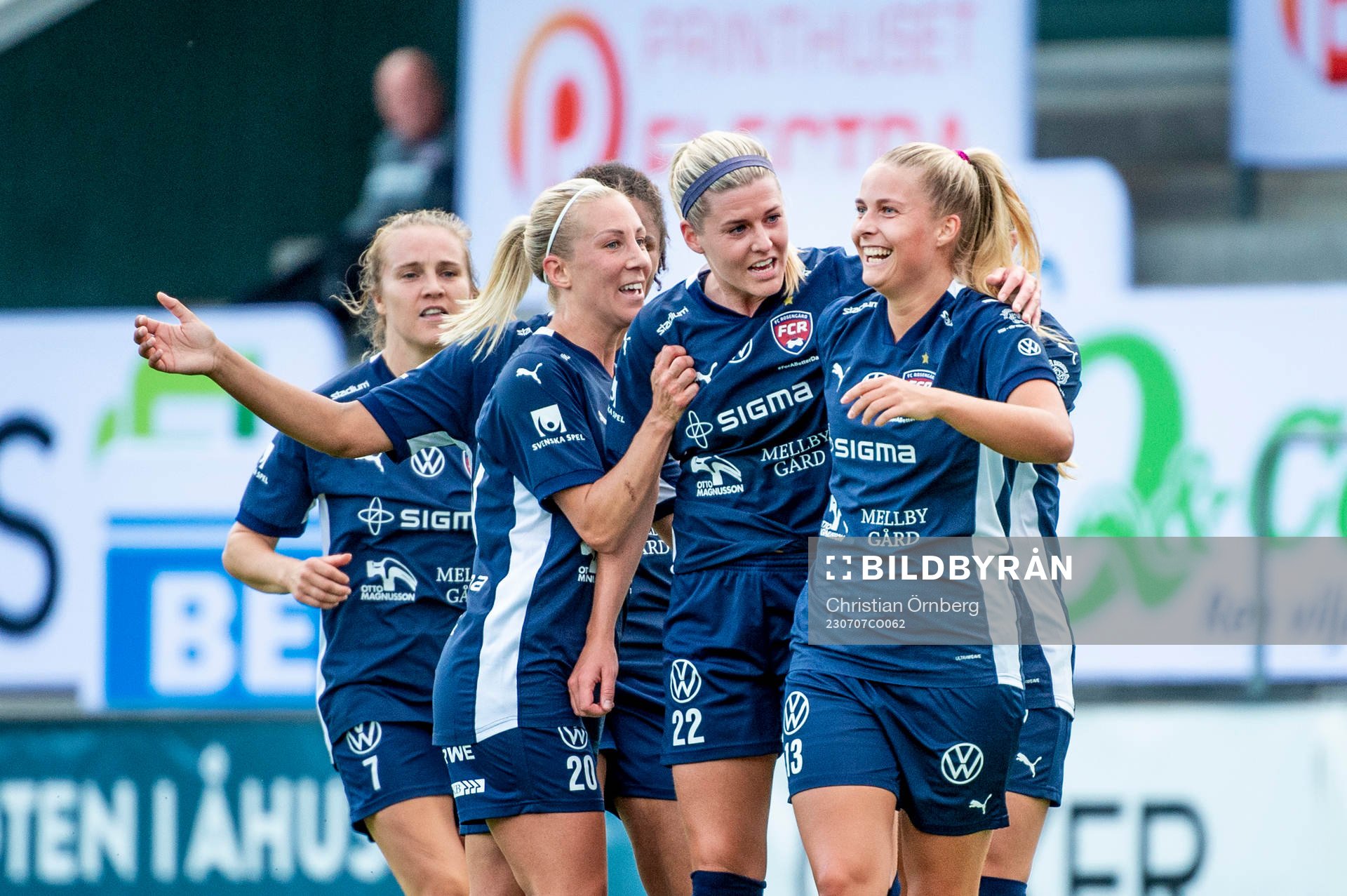 FC Rosengårds Olivia Holdt gör 1-1 och jublar tillsammans med Mia Persson och Olivia Schough under fotbollsmatchen i Damallsvenskan mellan FC Rosengård och Linköping den 7 juli 2023 i Malmö.