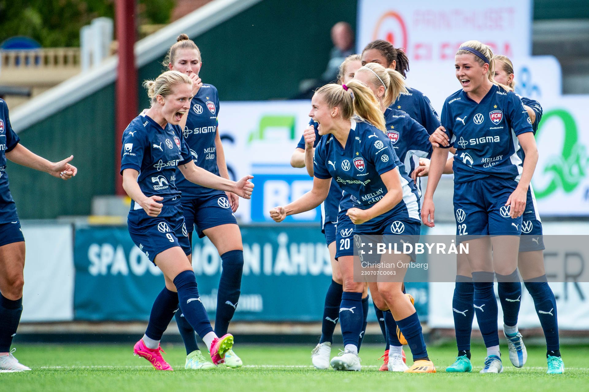 FC Rosengårds Olivia Holdt gör 1-1 och jublar tillsammans med Emilia Larsson under fotbollsmatchen i Damallsvenskan mellan FC Rosengård och Linköping den 7 juli 2023 i Malmö.